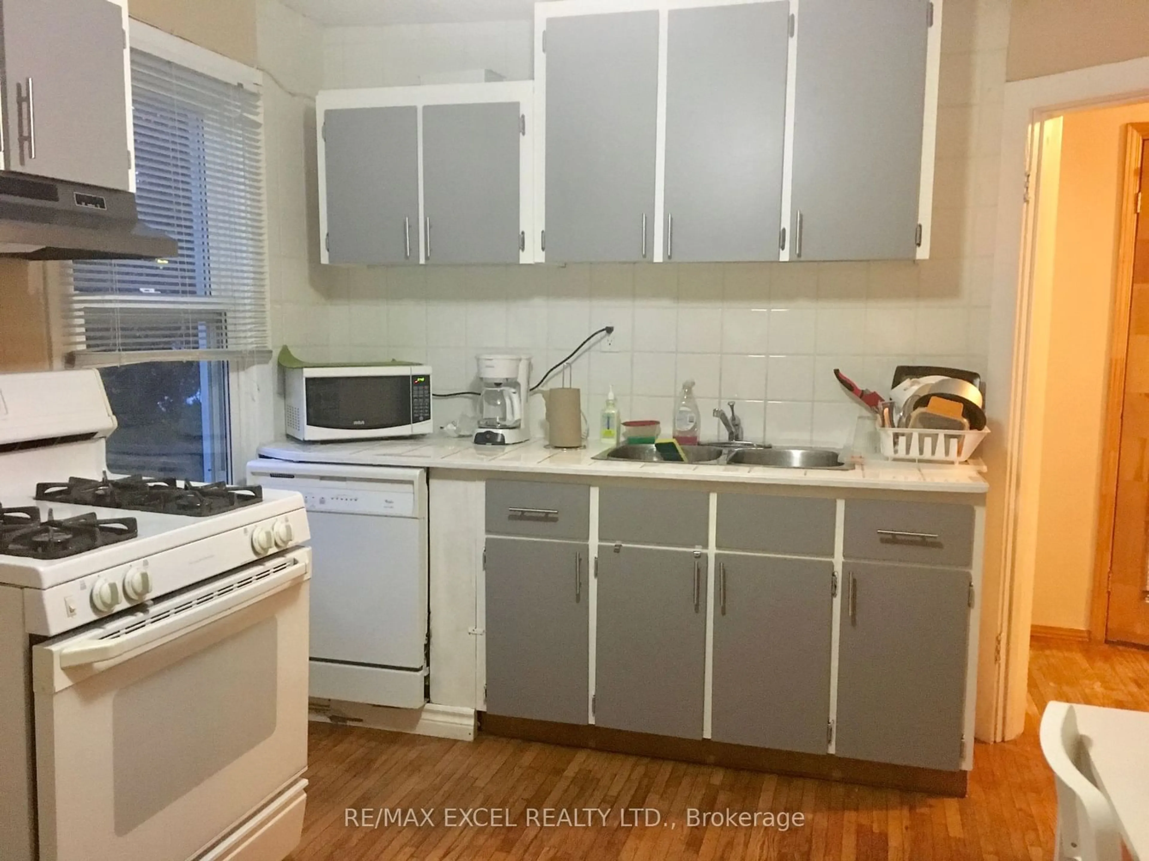 Standard kitchen, unknown for 9 Macklin St, Hamilton Ontario L8S 3R9