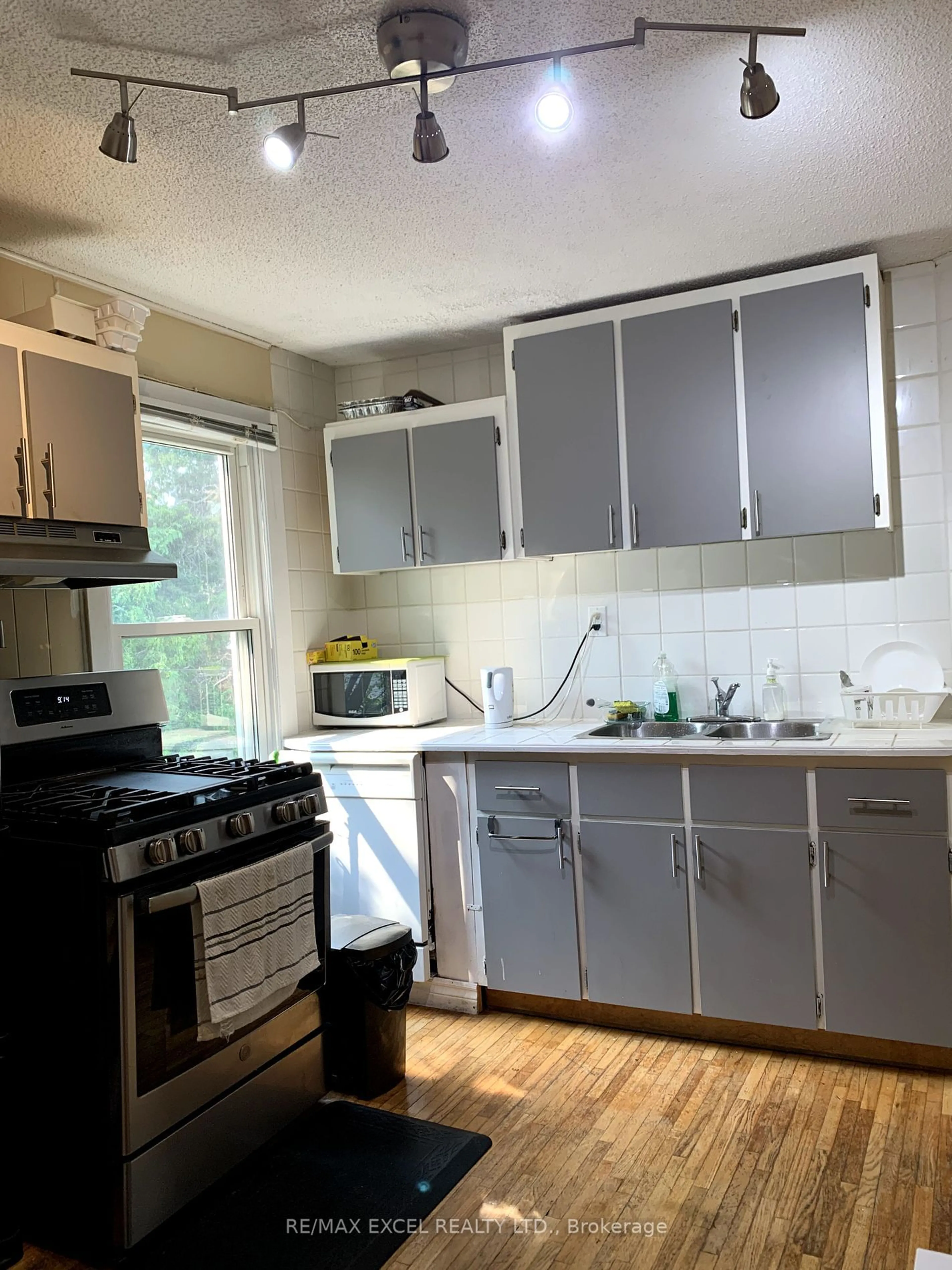 Standard kitchen, unknown for 9 Macklin St, Hamilton Ontario L8S 3R9