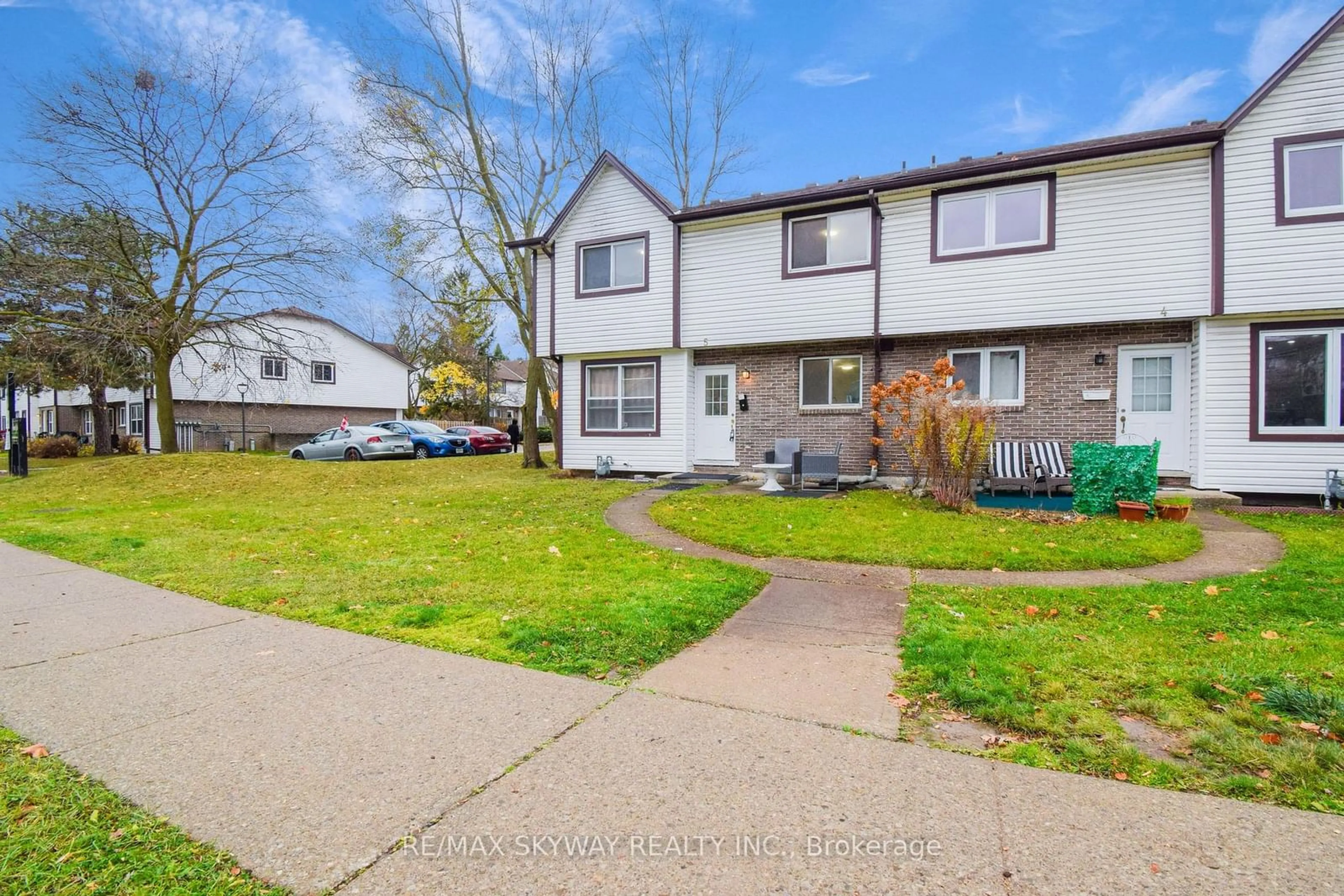 A pic from outside/outdoor area/front of a property/back of a property/a pic from drone, street for 445 Pioneer Dr #5, Kitchener Ontario N2P 1L8