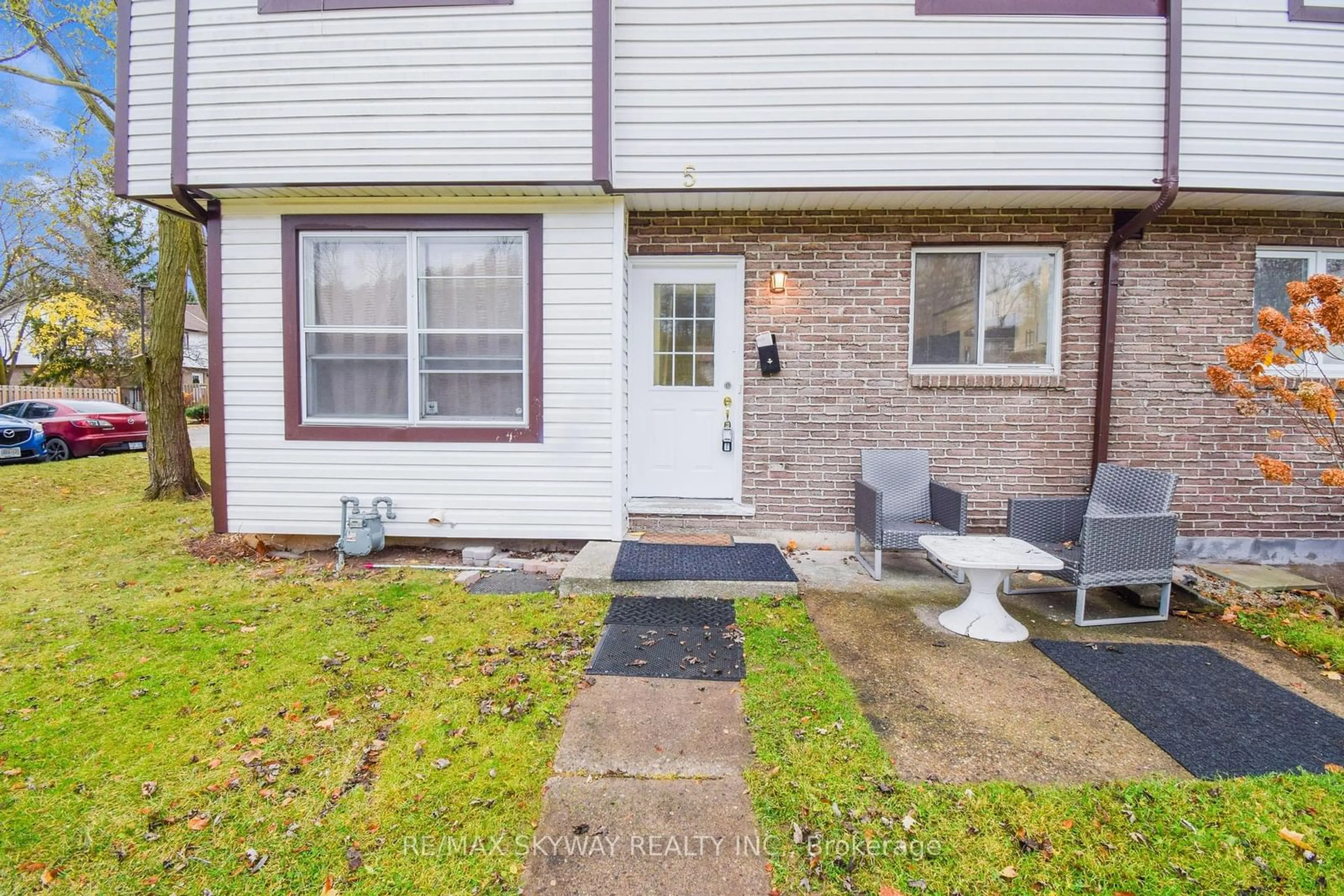 Patio, street for 445 Pioneer Dr #5, Kitchener Ontario N2P 1L8