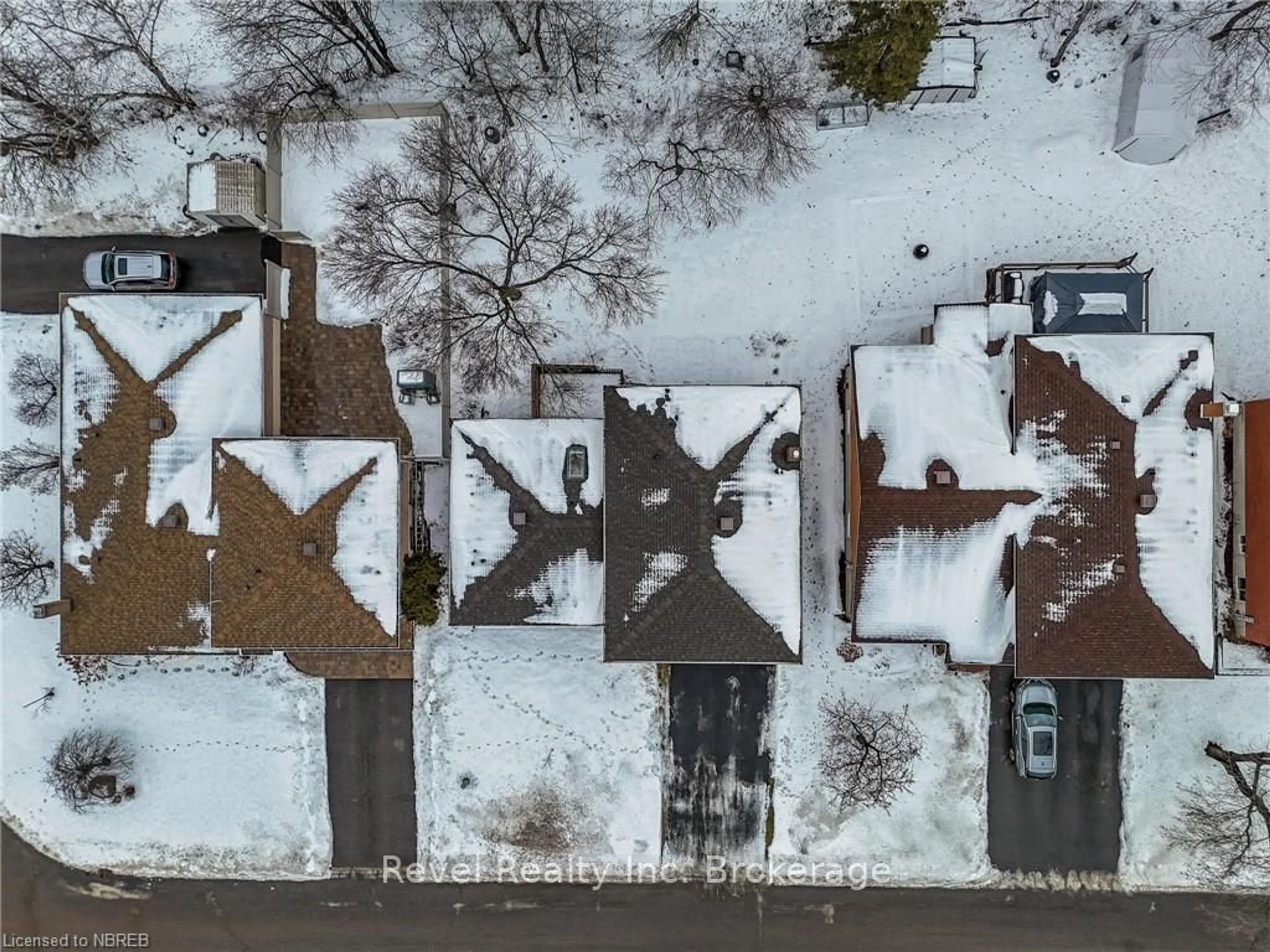 A pic from outside/outdoor area/front of a property/back of a property/a pic from drone, street for 43 EGLEE Ave, North Bay Ontario P1B 8Z8