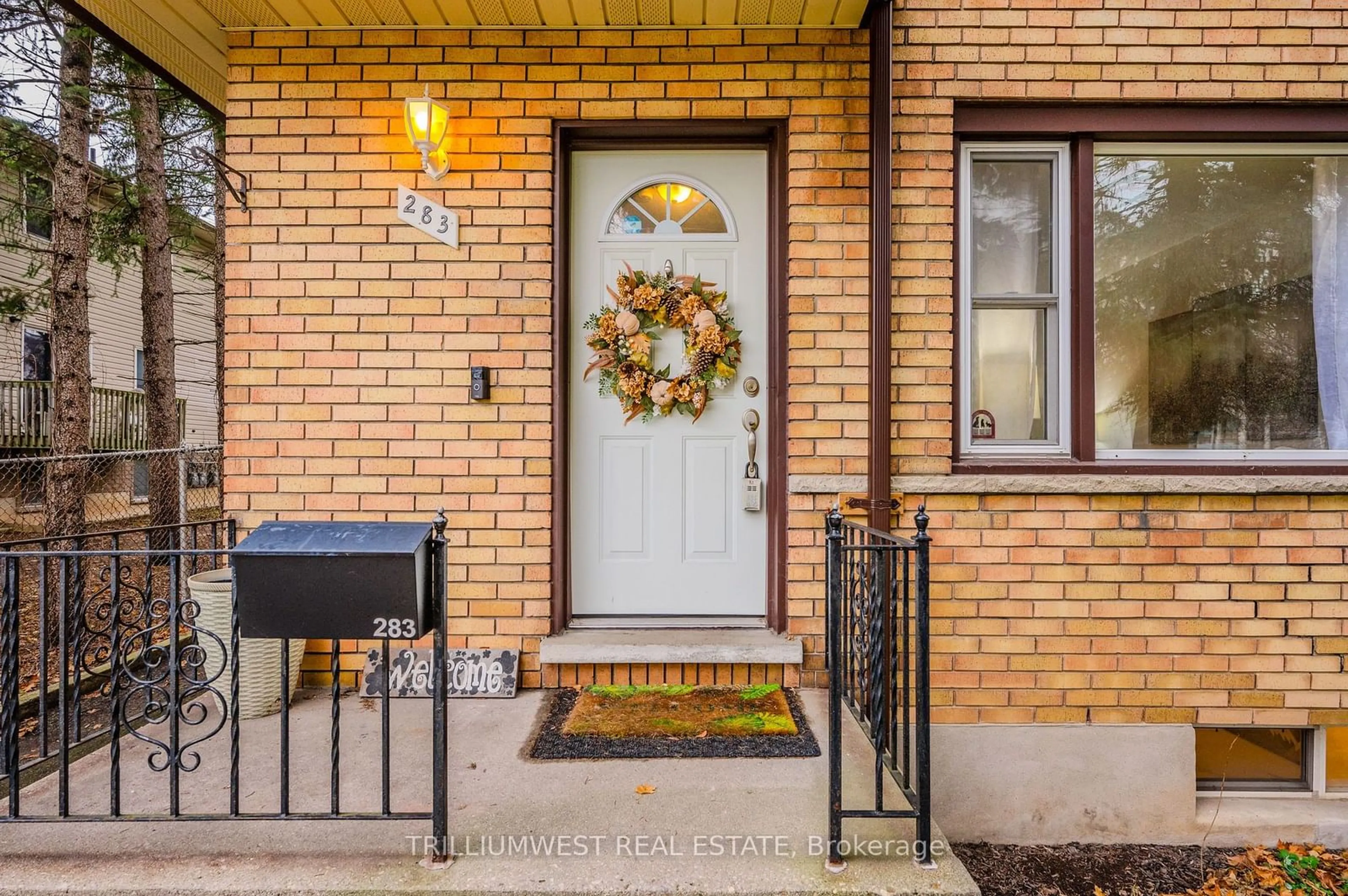 Indoor entryway for 283 Spadina Rd, Kitchener Ontario N2M 3X9