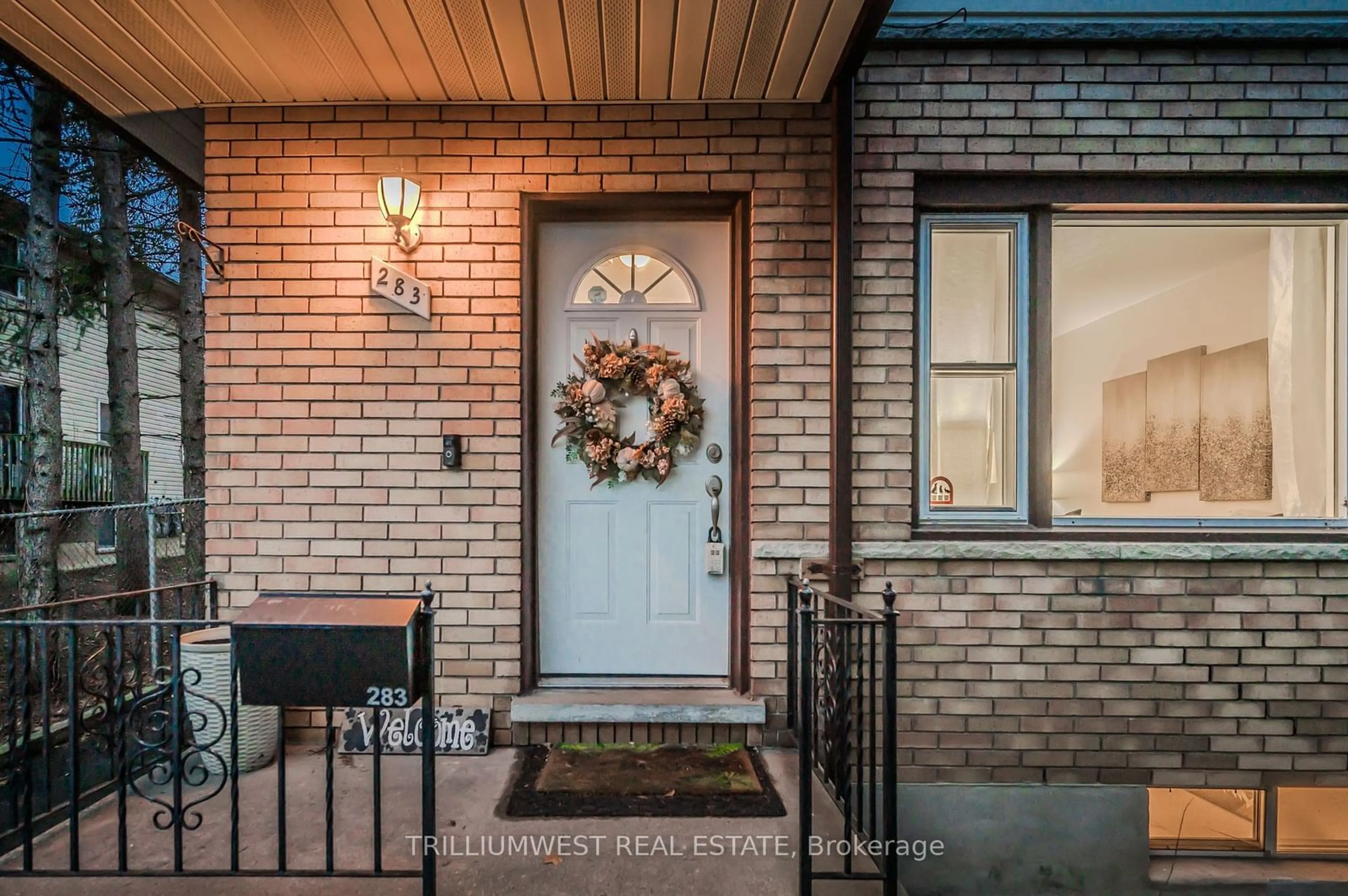 Indoor entryway for 283 Spadina Rd, Kitchener Ontario N2M 3X9