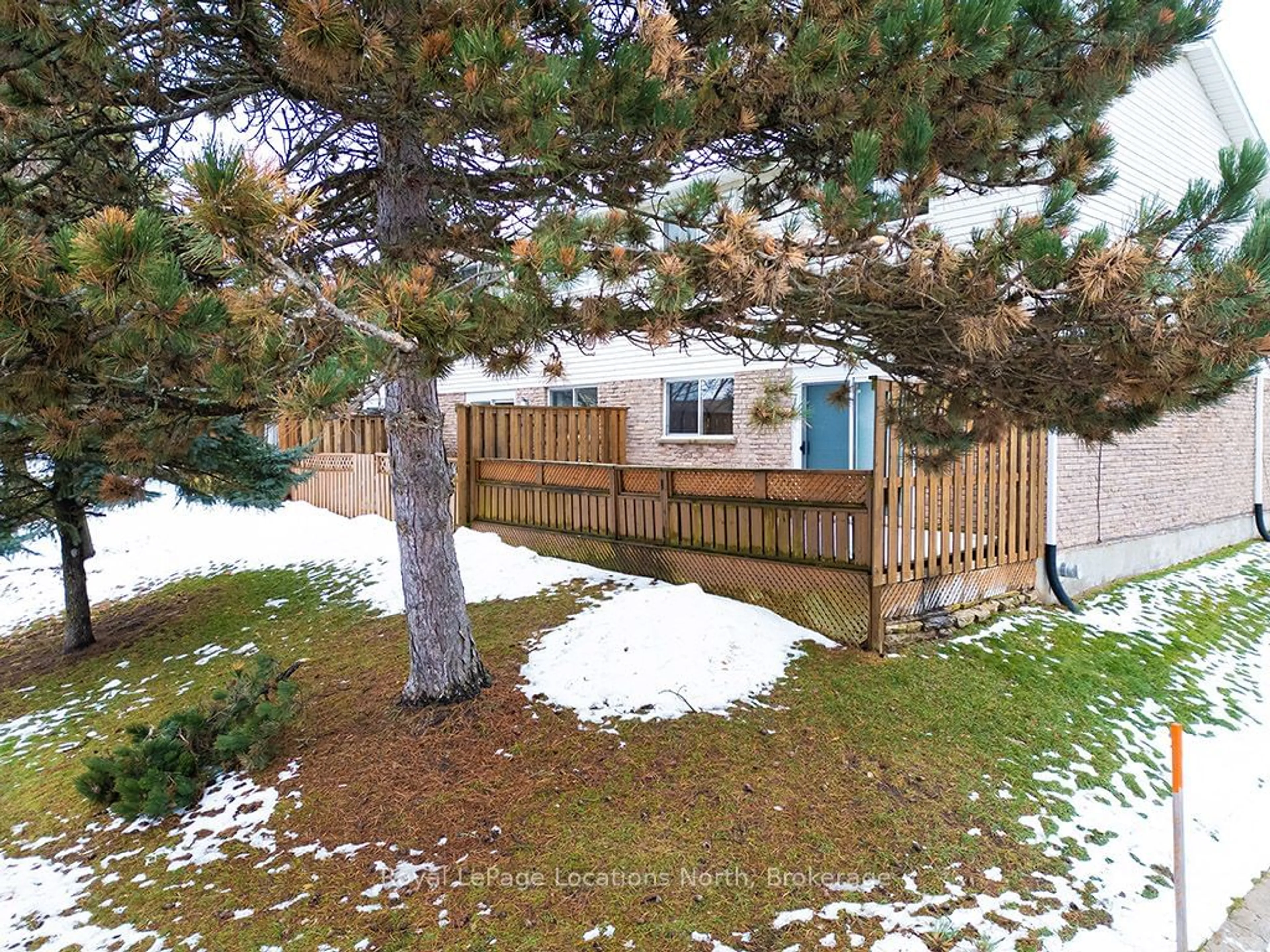 A pic from outside/outdoor area/front of a property/back of a property/a pic from drone, unknown for 61 Laurie Cres #61, Owen Sound Ontario N4K 6C3