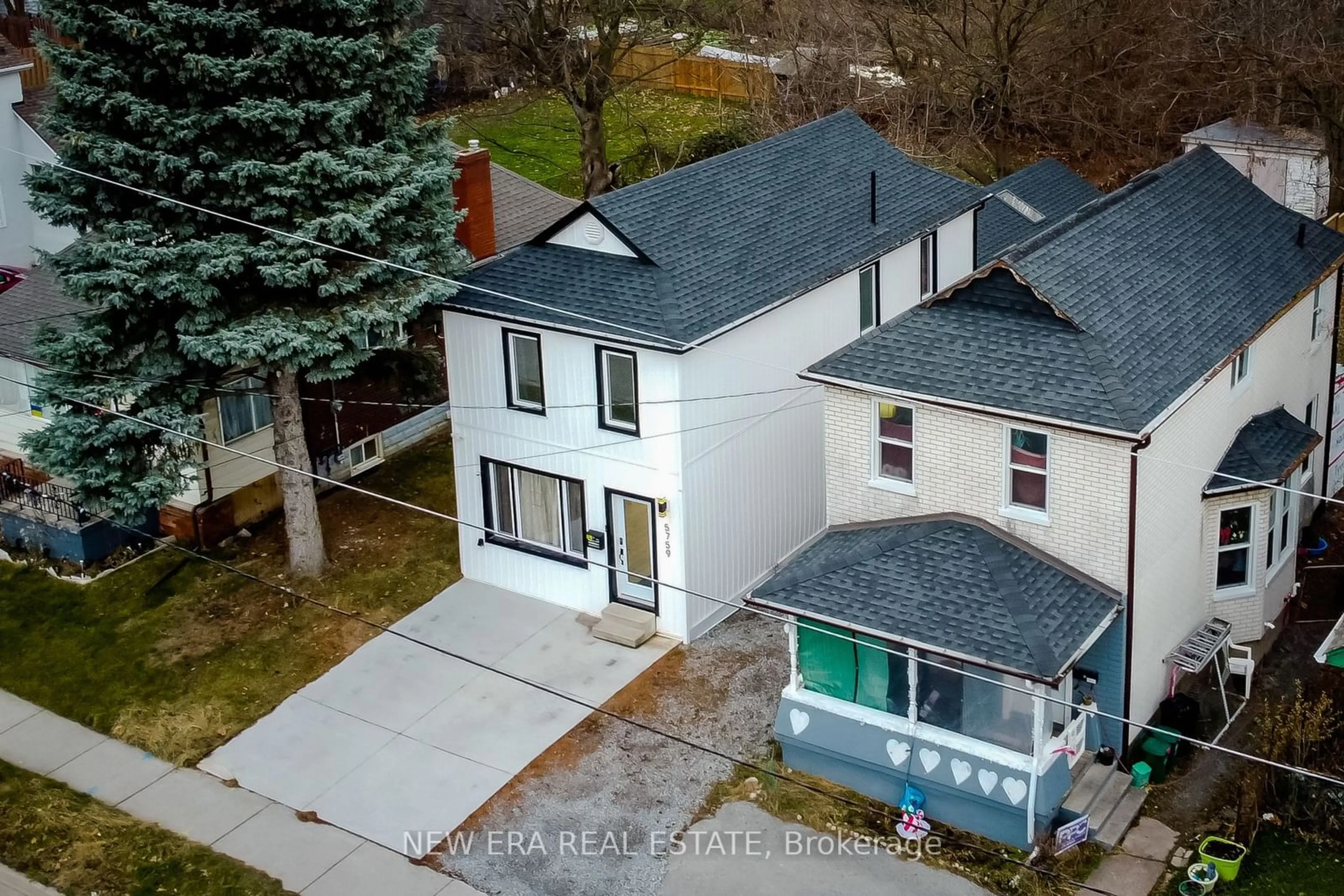 A pic from outside/outdoor area/front of a property/back of a property/a pic from drone, street for 5759 Robinson St, Niagara Falls Ontario L2G 2B3