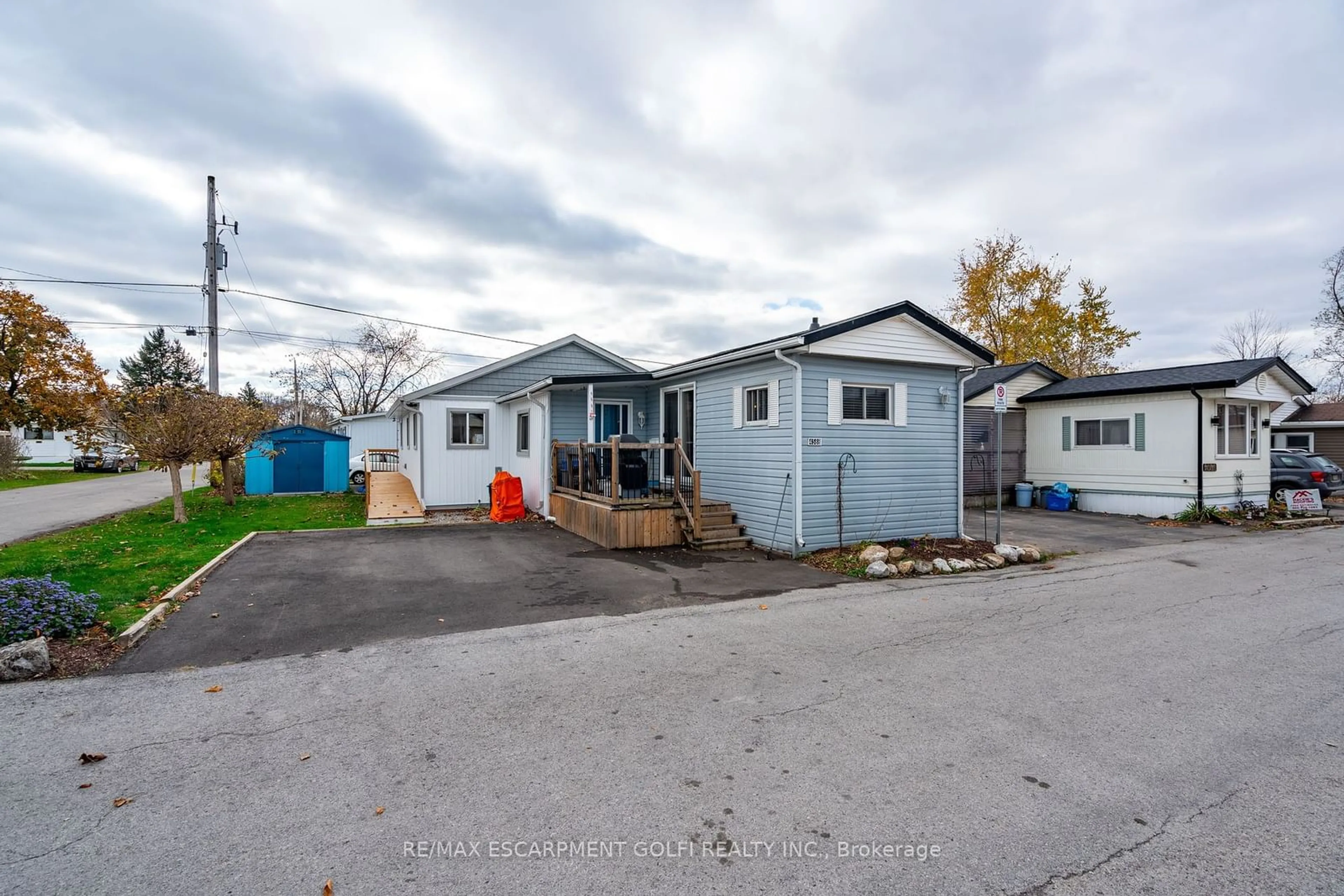 A pic from outside/outdoor area/front of a property/back of a property/a pic from drone, street for 4588 Martha Lane, Lincoln Ontario L0R 1B1