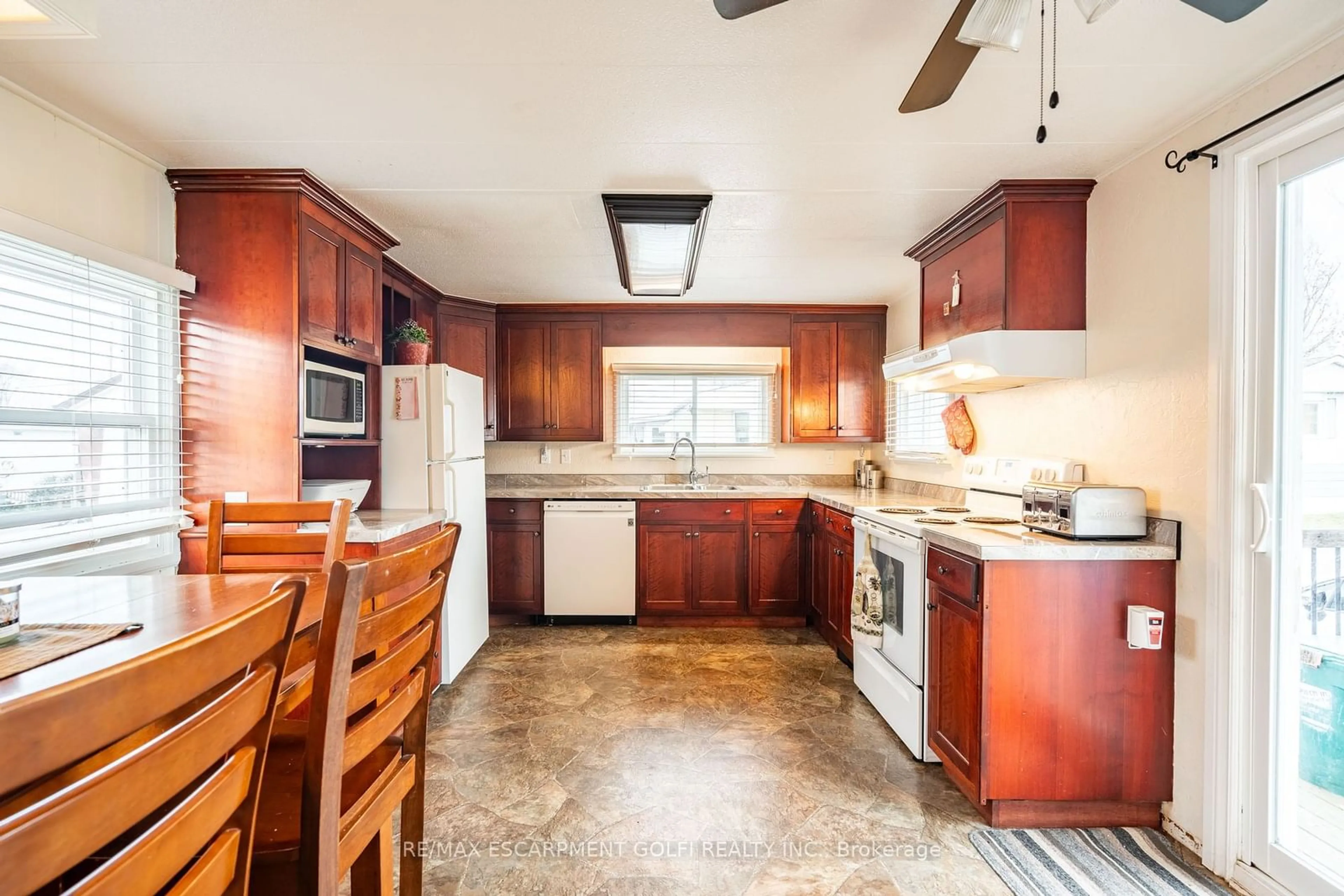 Standard kitchen, ceramic/tile floor for 4588 Martha Lane, Lincoln Ontario L0R 1B1