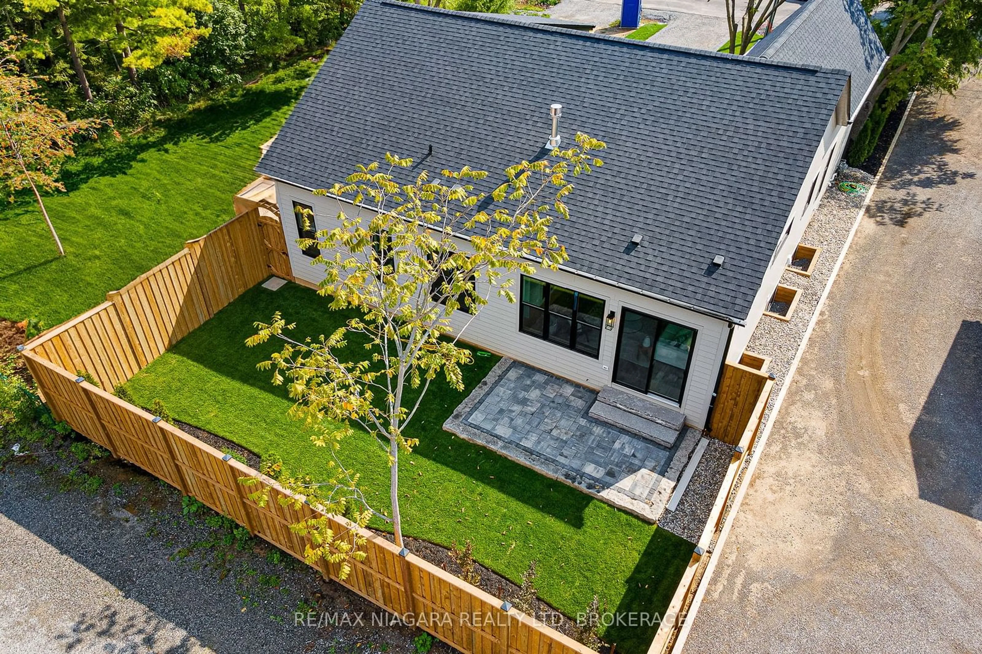 A pic from outside/outdoor area/front of a property/back of a property/a pic from drone, street for 427 BUTLER St, Niagara-on-the-Lake Ontario L0S 1J0