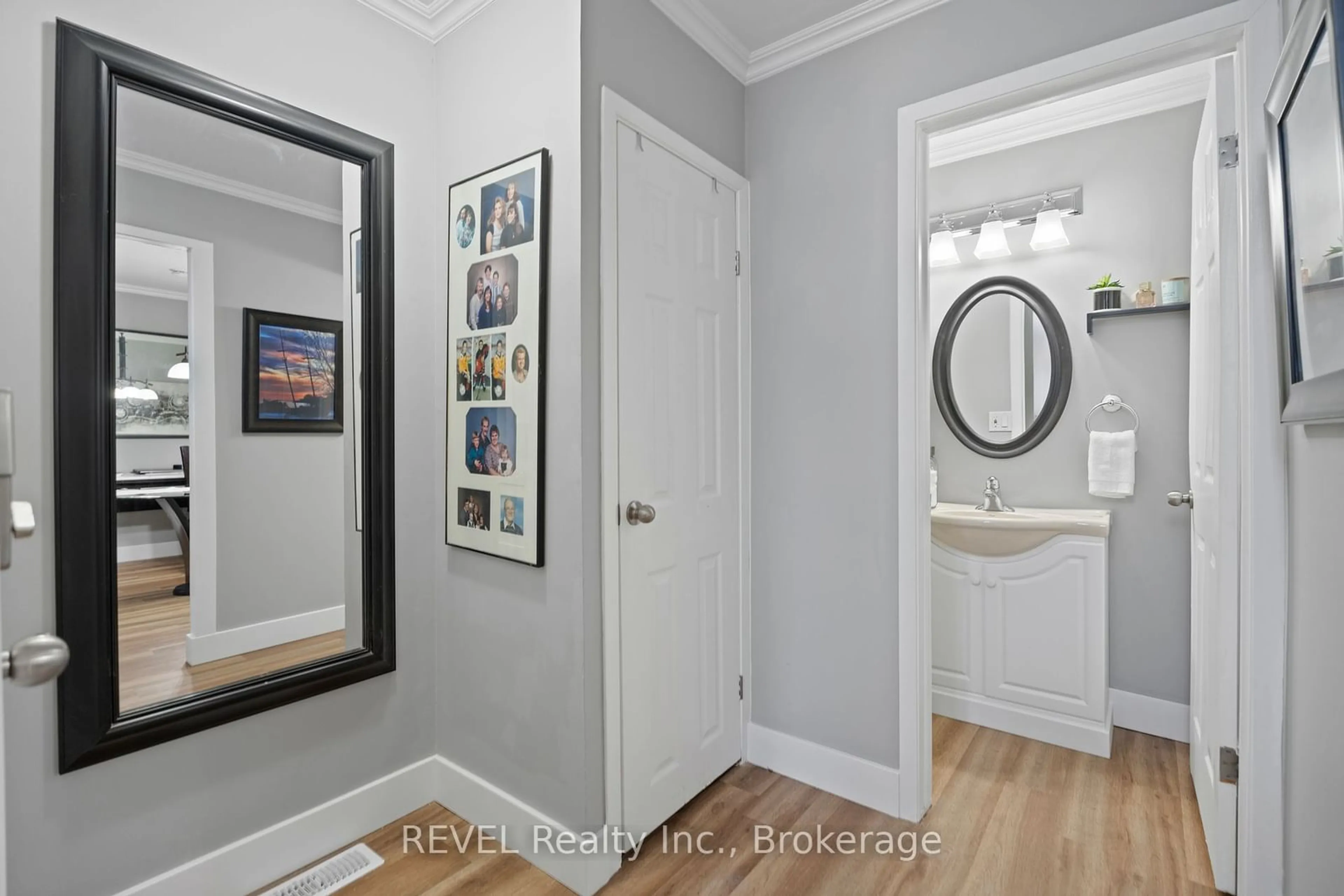 Indoor entryway for 302 Vine St #28, St. Catharines Ontario L2M 7M6