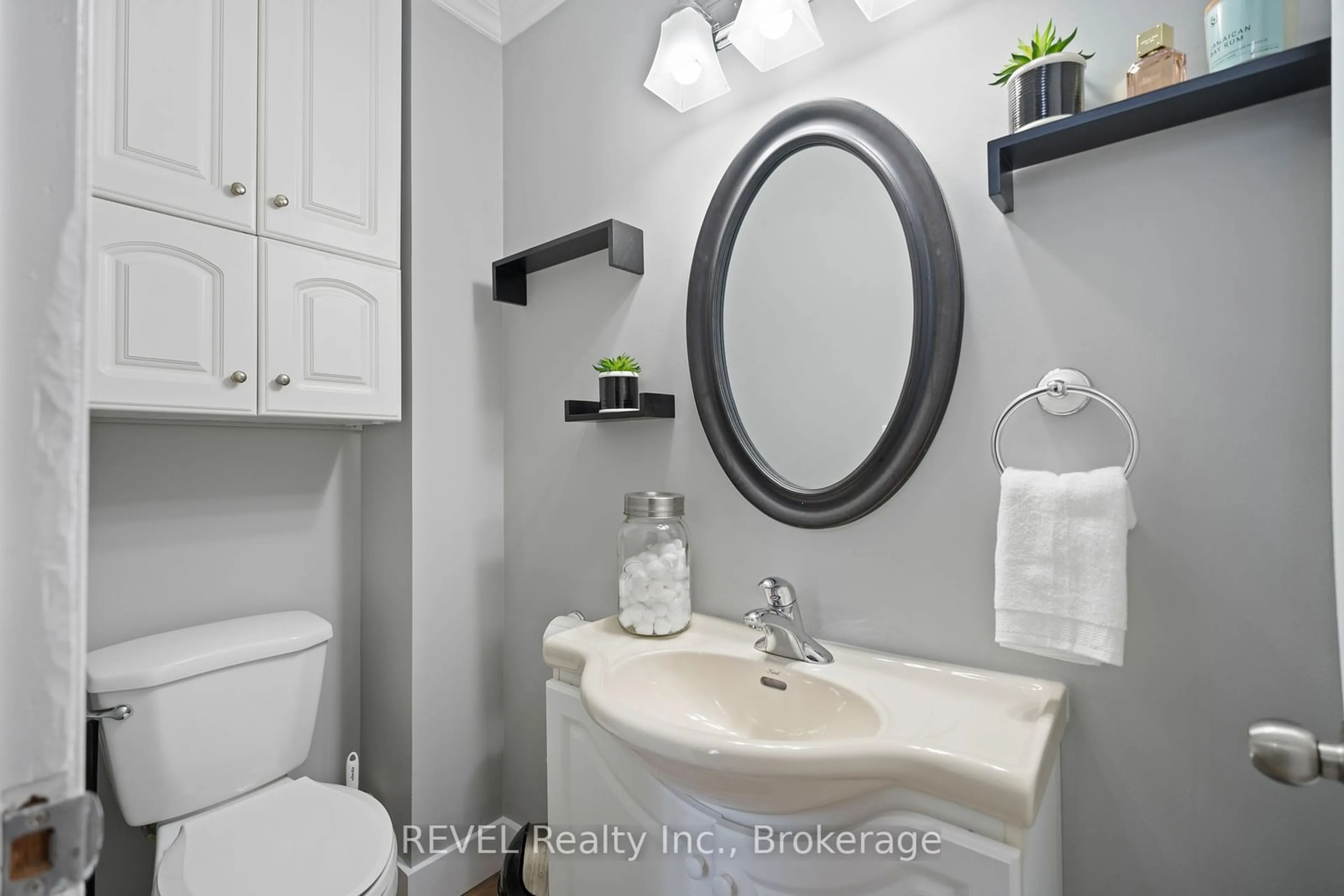 Standard bathroom, ceramic/tile floor for 302 Vine St #28, St. Catharines Ontario L2M 7M6