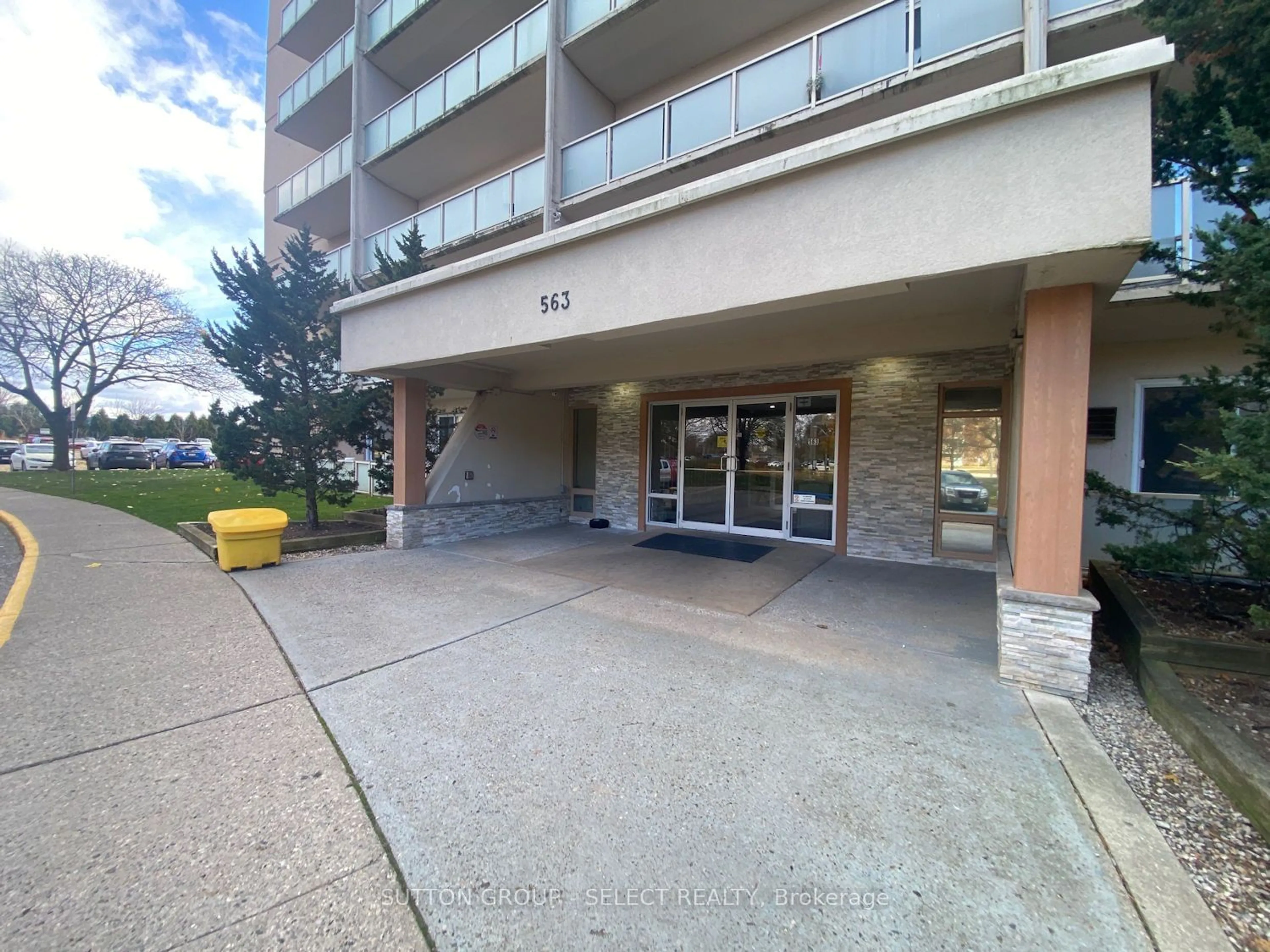 Indoor foyer for 563 Mornington Ave #901, London Ontario N5Y 4T8