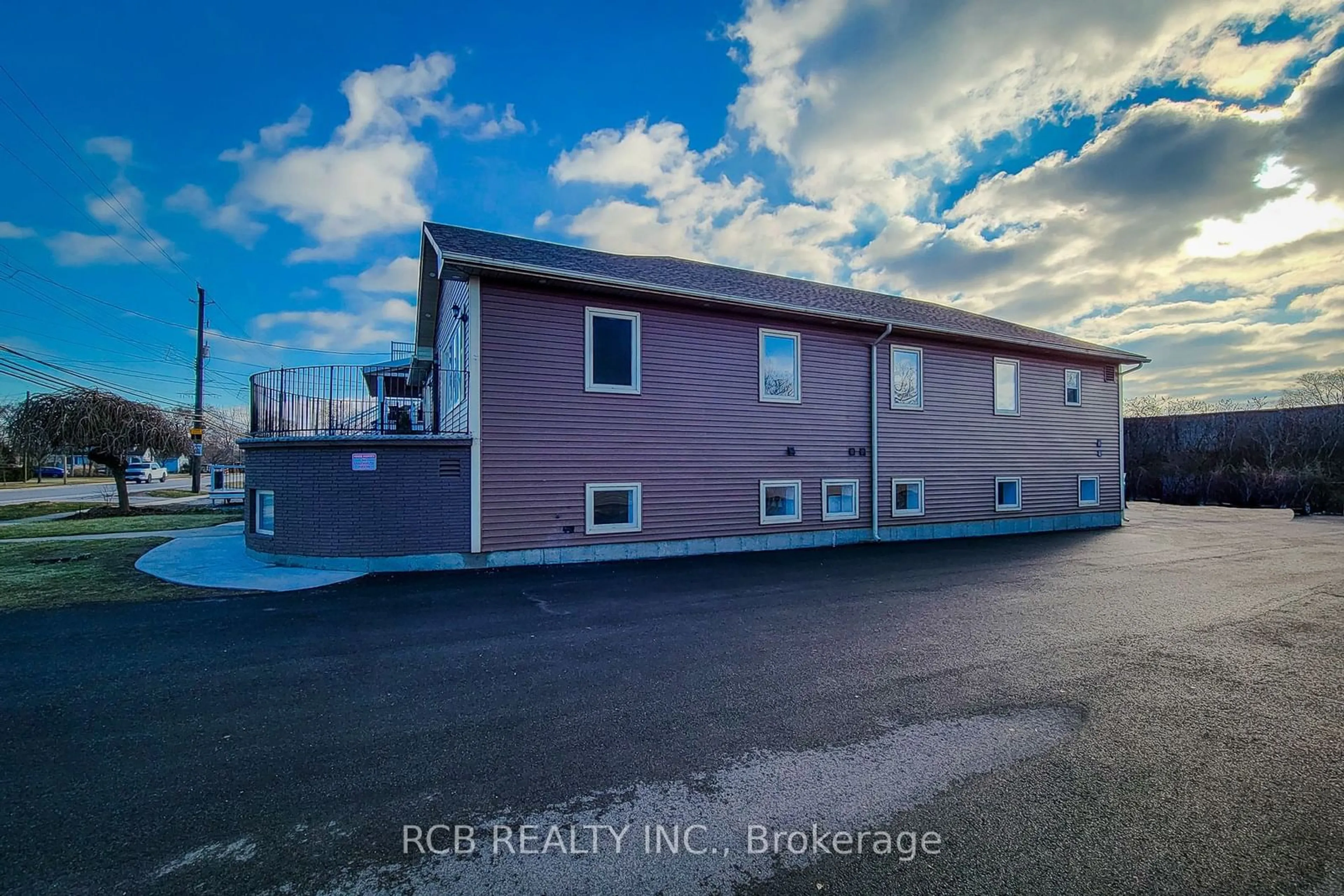 A pic from outside/outdoor area/front of a property/back of a property/a pic from drone, building for 180 Beach Blvd, Hamilton Ontario L8H 6V9