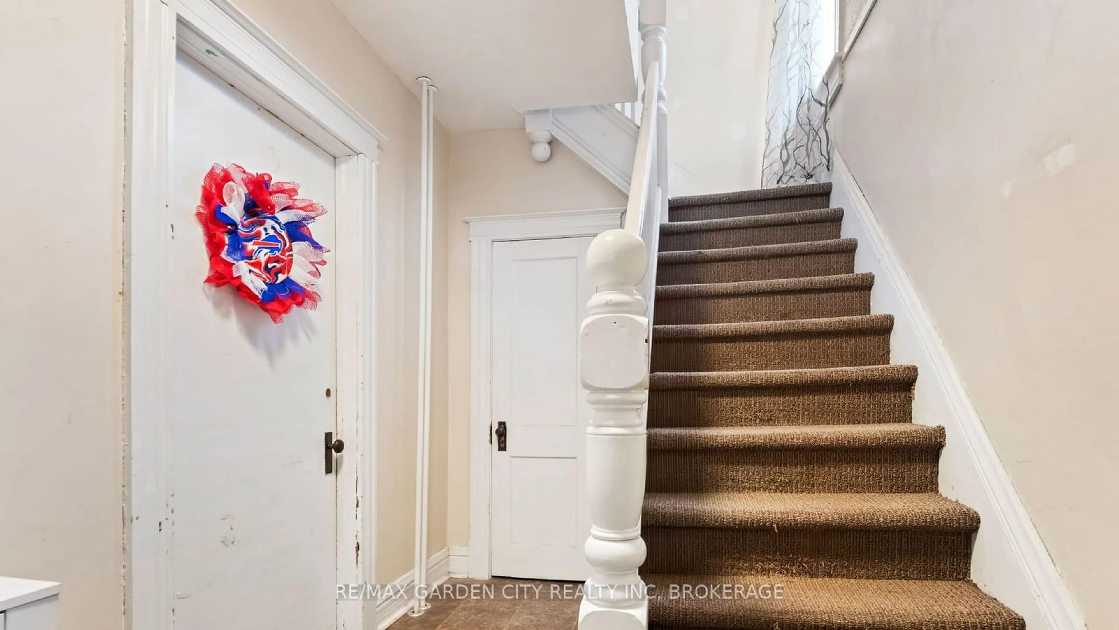 Indoor foyer for 42 Dacotah St, St. Catharines Ontario L2R 1Z7