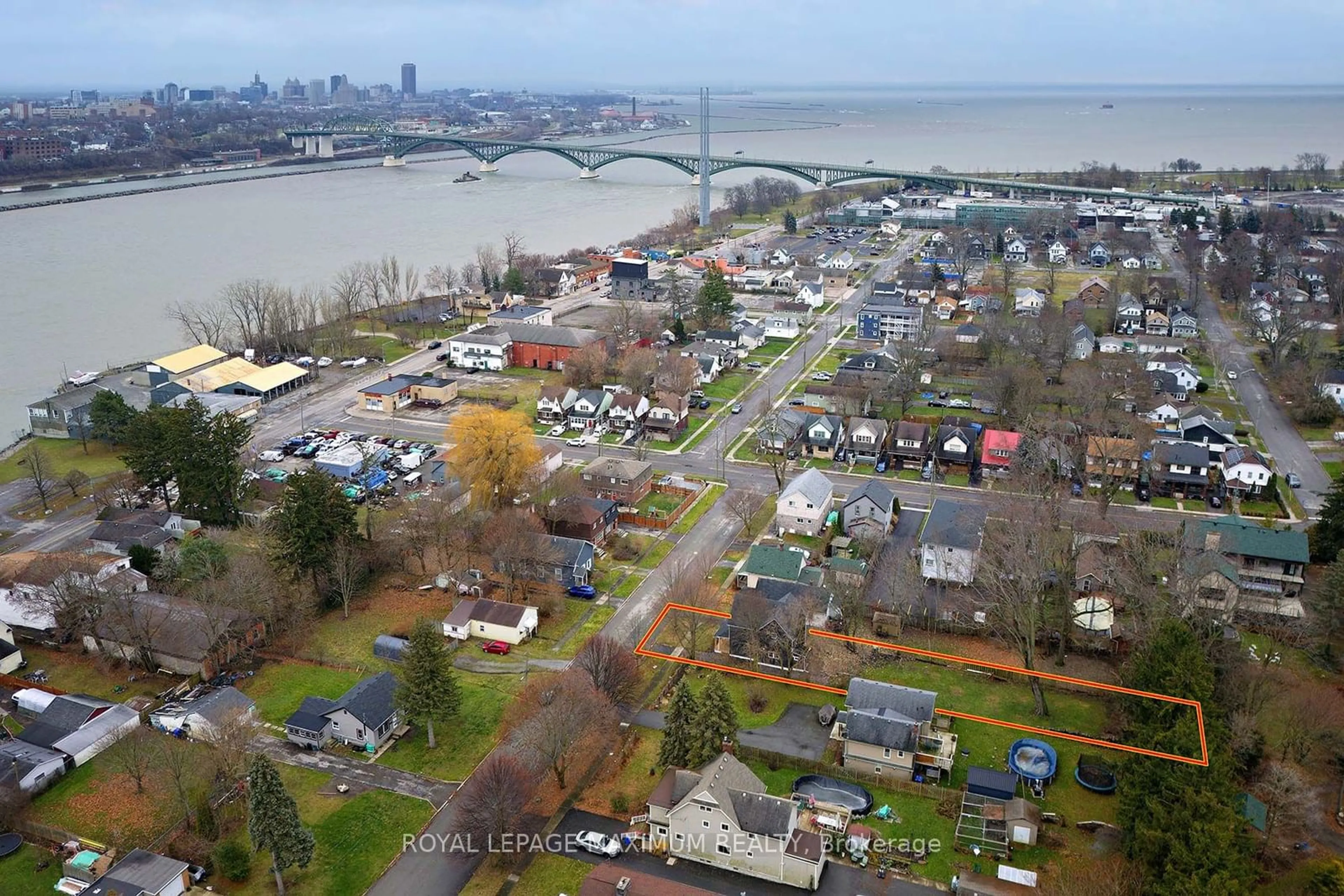 A pic from outside/outdoor area/front of a property/back of a property/a pic from drone, water/lake/river/ocean view for 80 Waterloo St, Fort Erie Ontario L2A 3J7