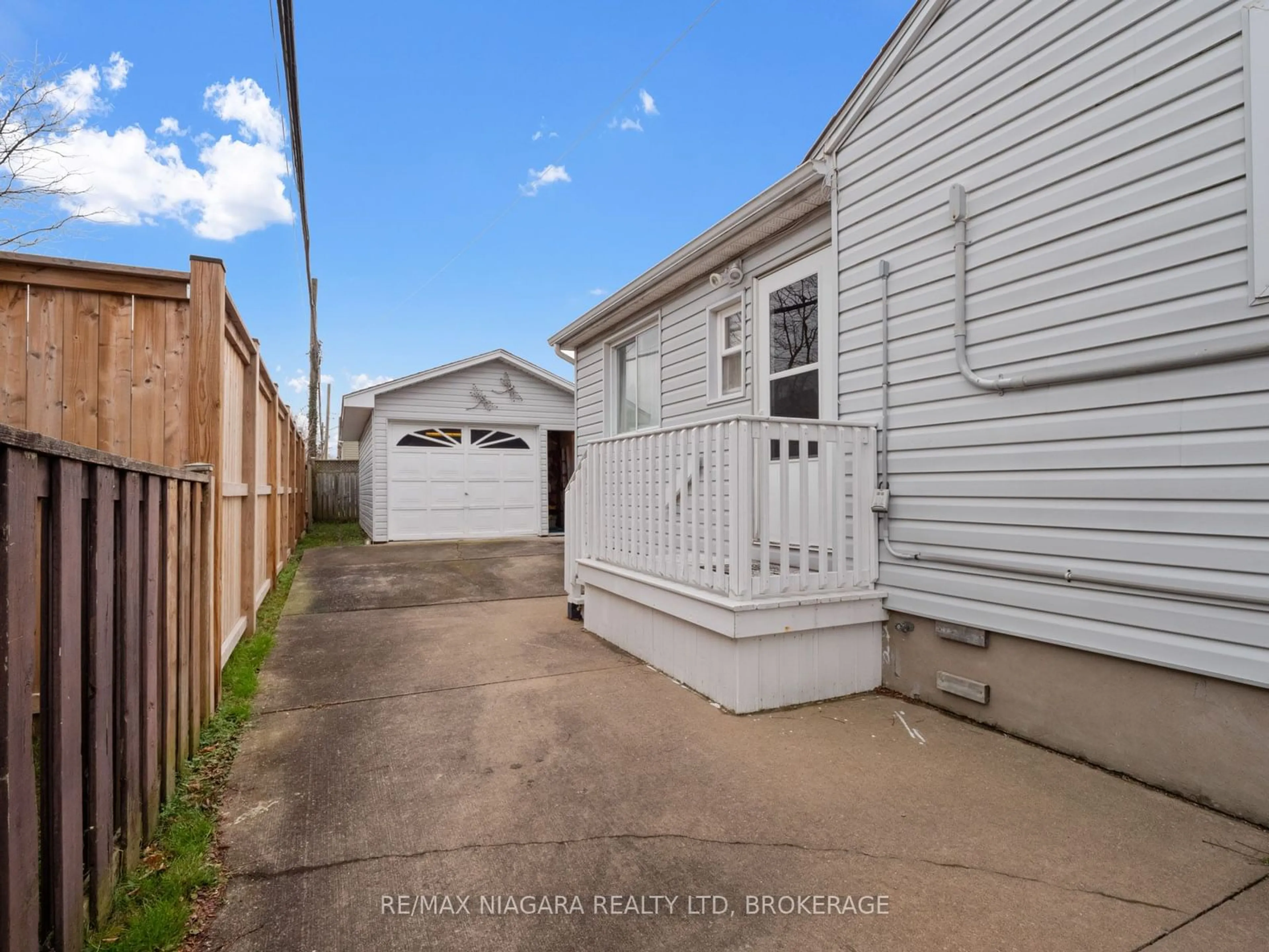 A pic from outside/outdoor area/front of a property/back of a property/a pic from drone, street for 62 Douglas St, Fort Erie Ontario L2A 3W5