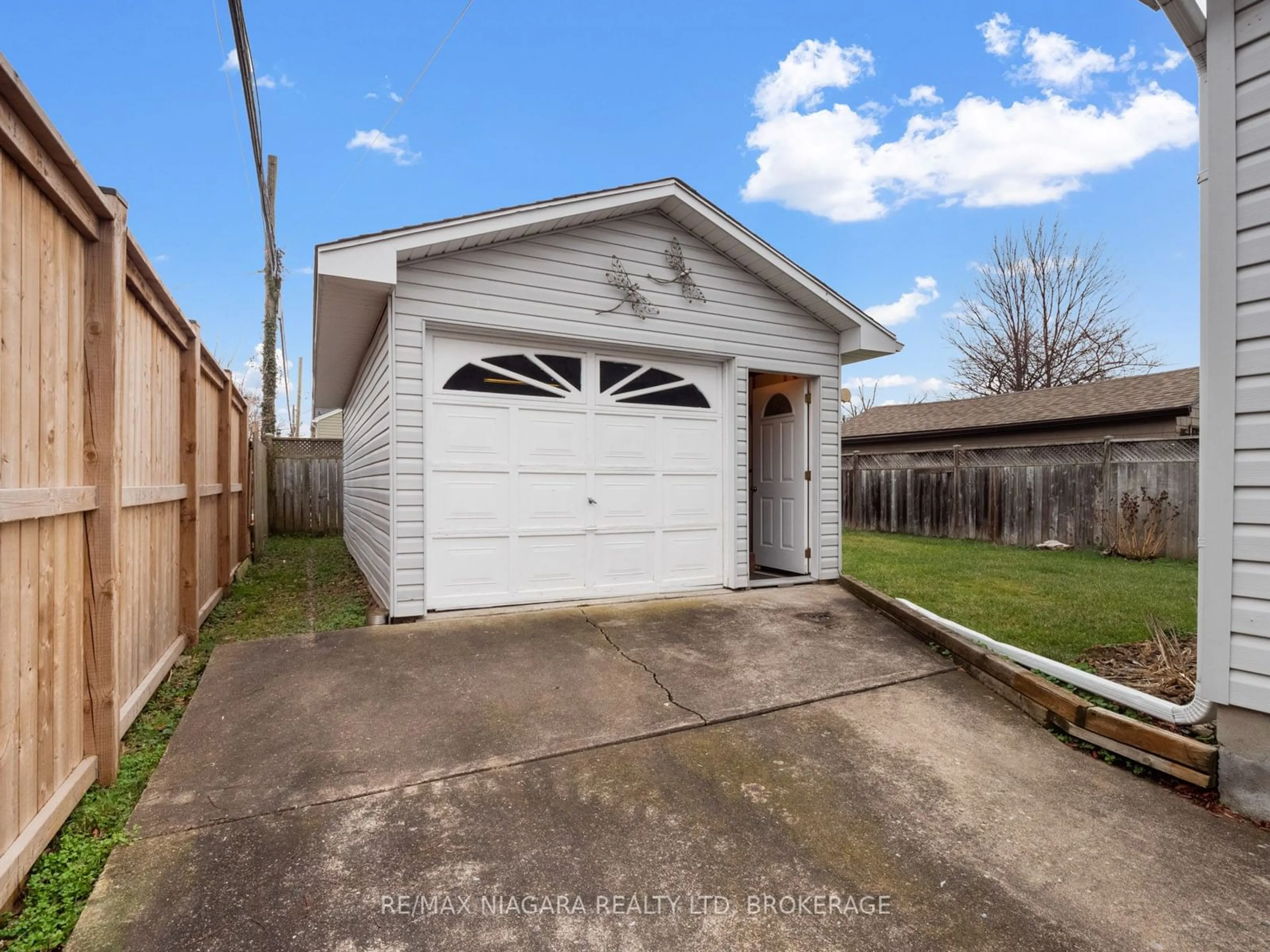 Indoor garage for 62 Douglas St, Fort Erie Ontario L2A 3W5