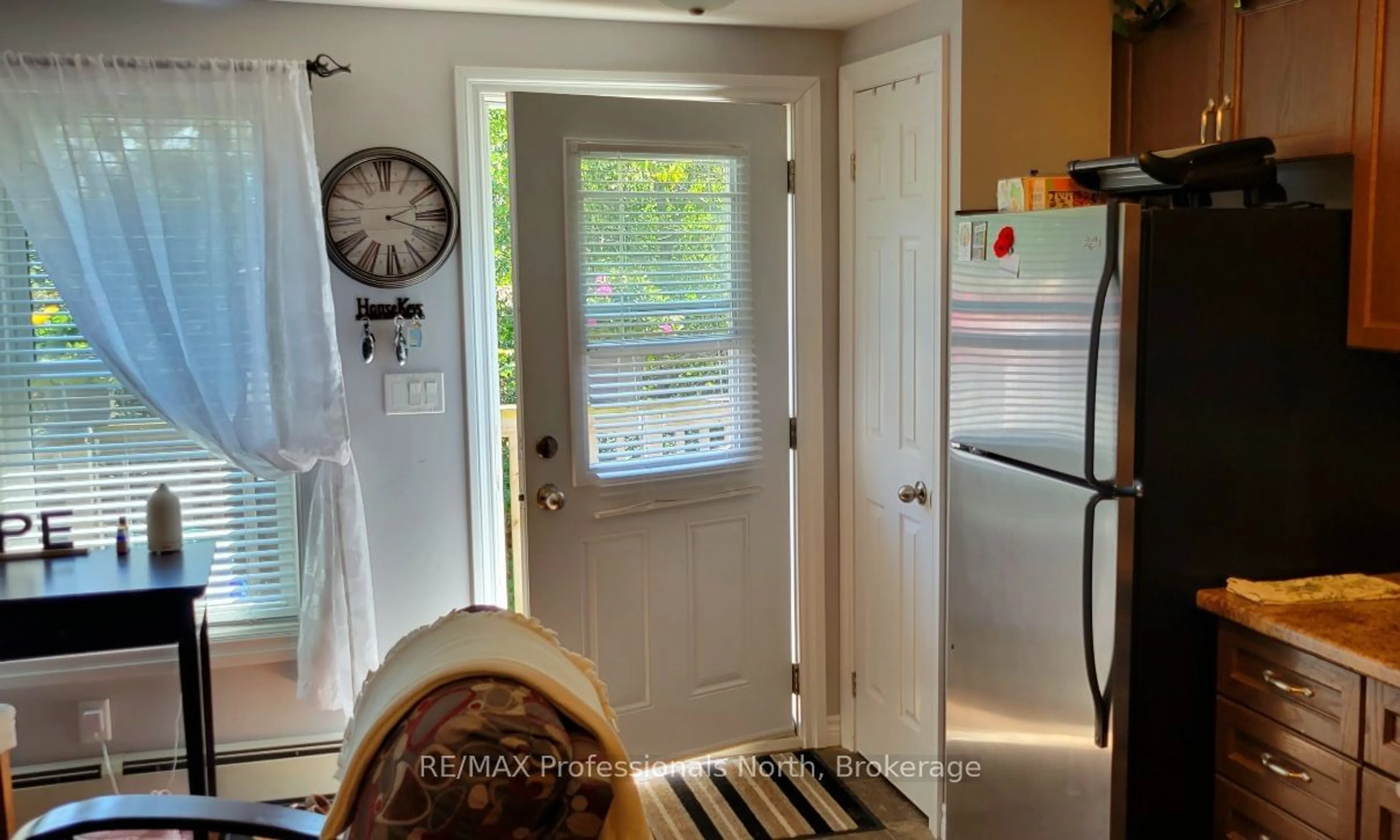 Indoor entryway for 9 WEST Rd, Huntsville Ontario P1H 1K9