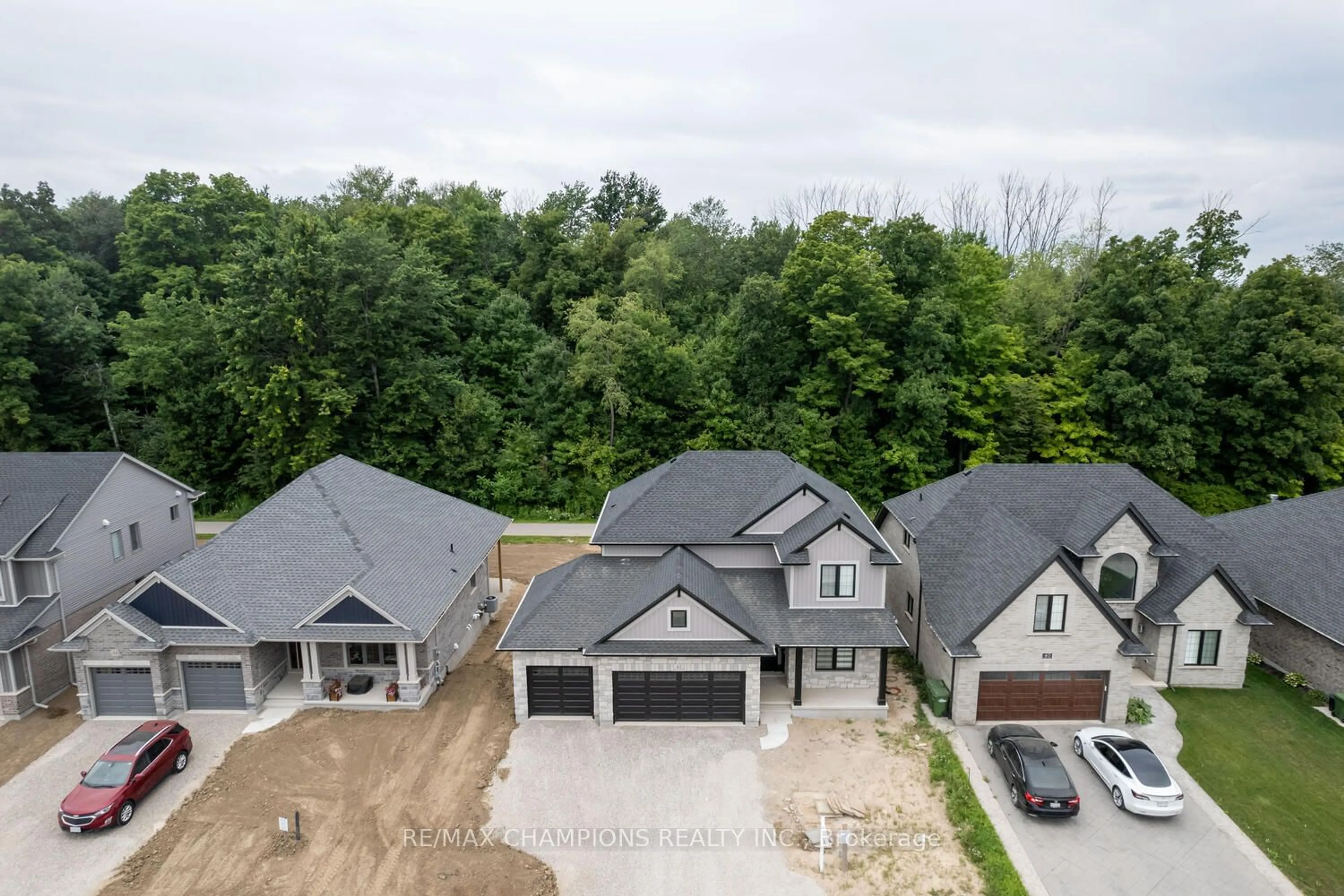 A pic from outside/outdoor area/front of a property/back of a property/a pic from drone, unknown for 42 Acorn Tr, St. Thomas Ontario N5R 0H8