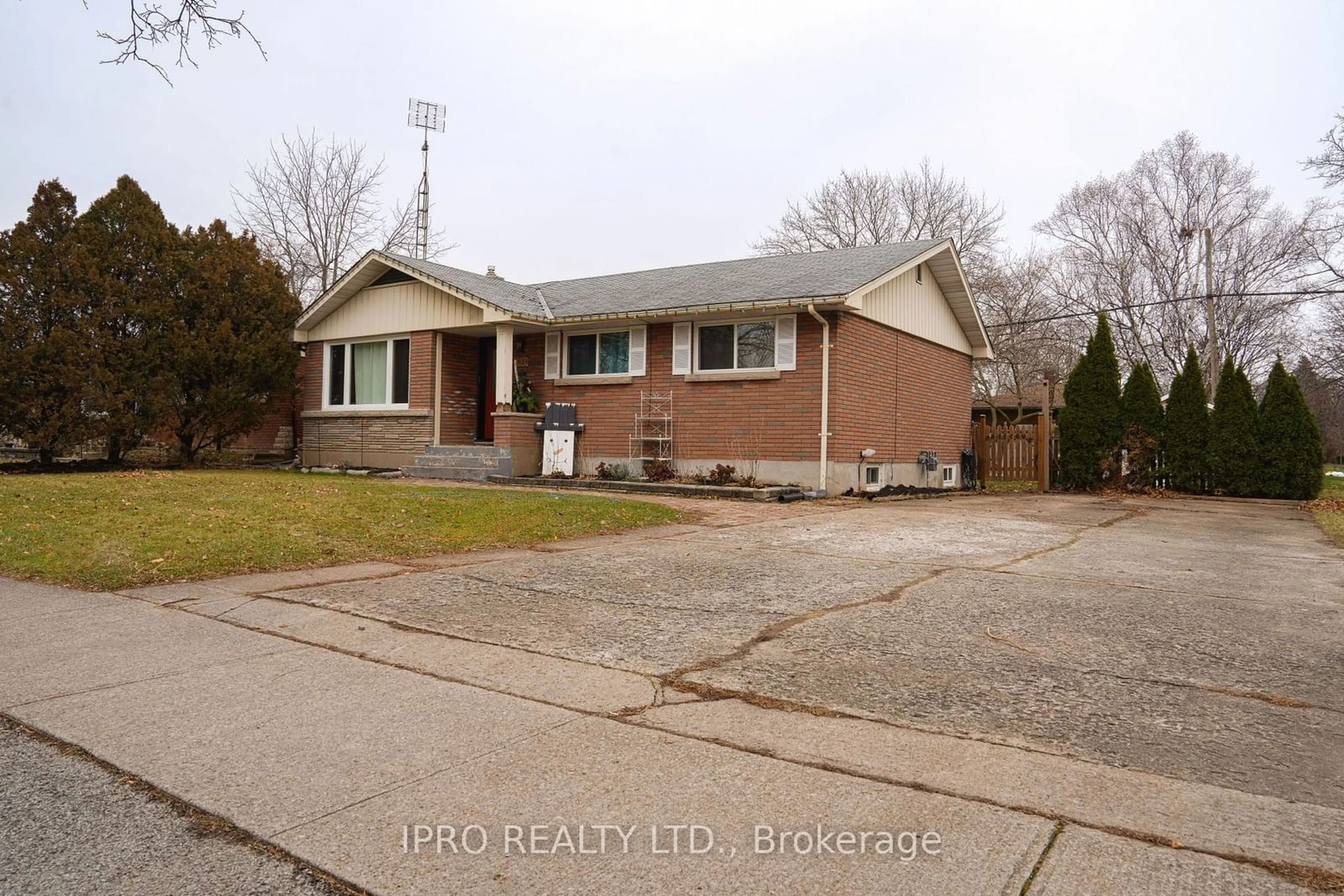 Home with brick exterior material, street for 424 Bunting Rd, St. Catharines Ontario L2M 3Z4