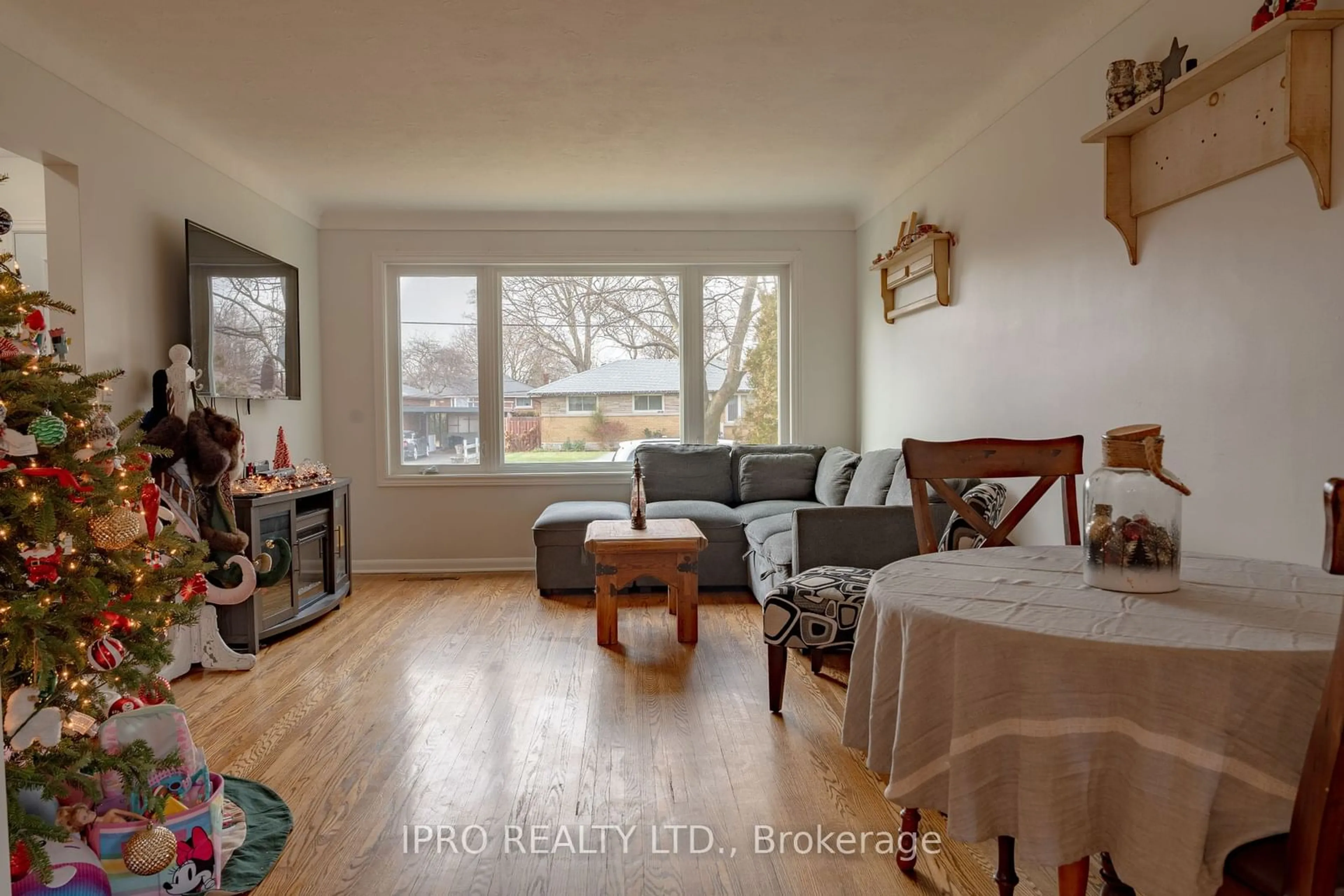 Living room with furniture, wood/laminate floor for 424 Bunting Rd, St. Catharines Ontario L2M 3Z4