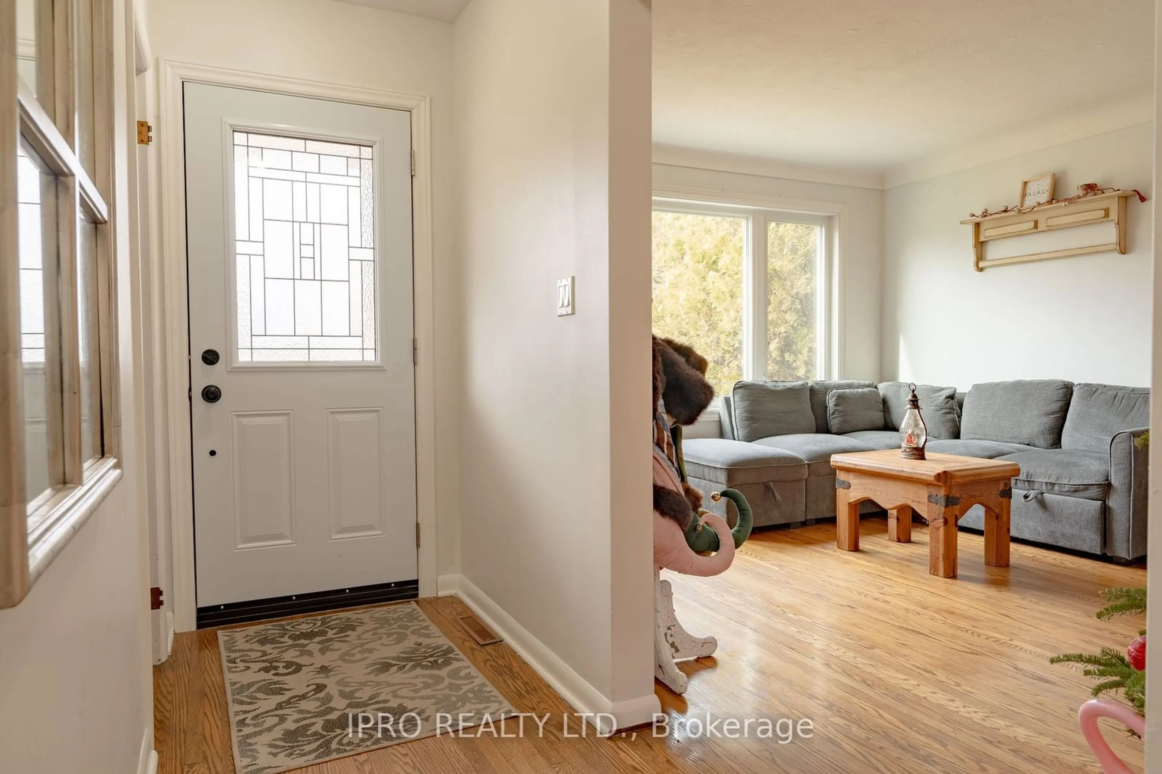 Indoor entryway for 424 Bunting Rd, St. Catharines Ontario L2M 3Z4