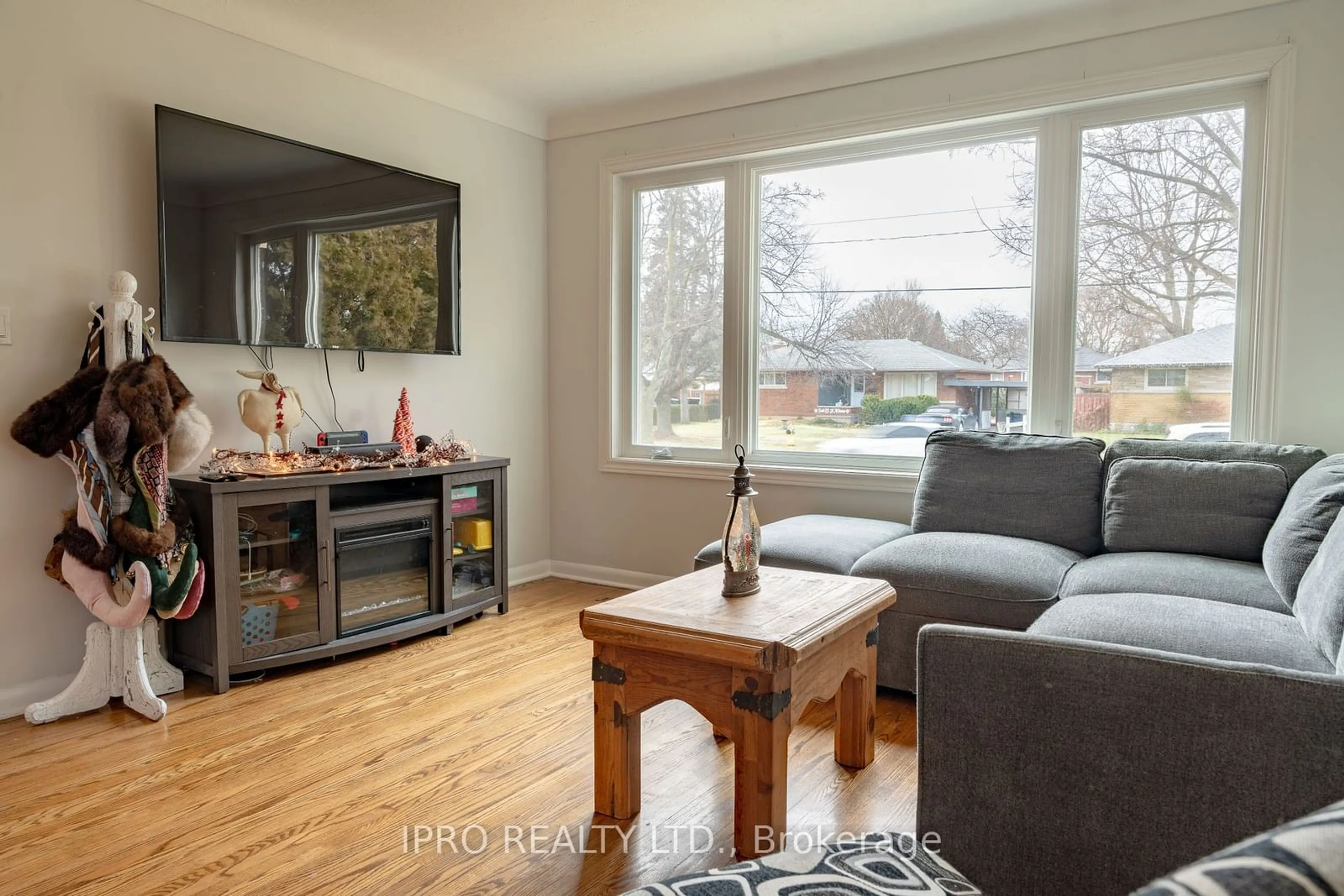 Living room with furniture, wood/laminate floor for 424 Bunting Rd, St. Catharines Ontario L2M 3Z4