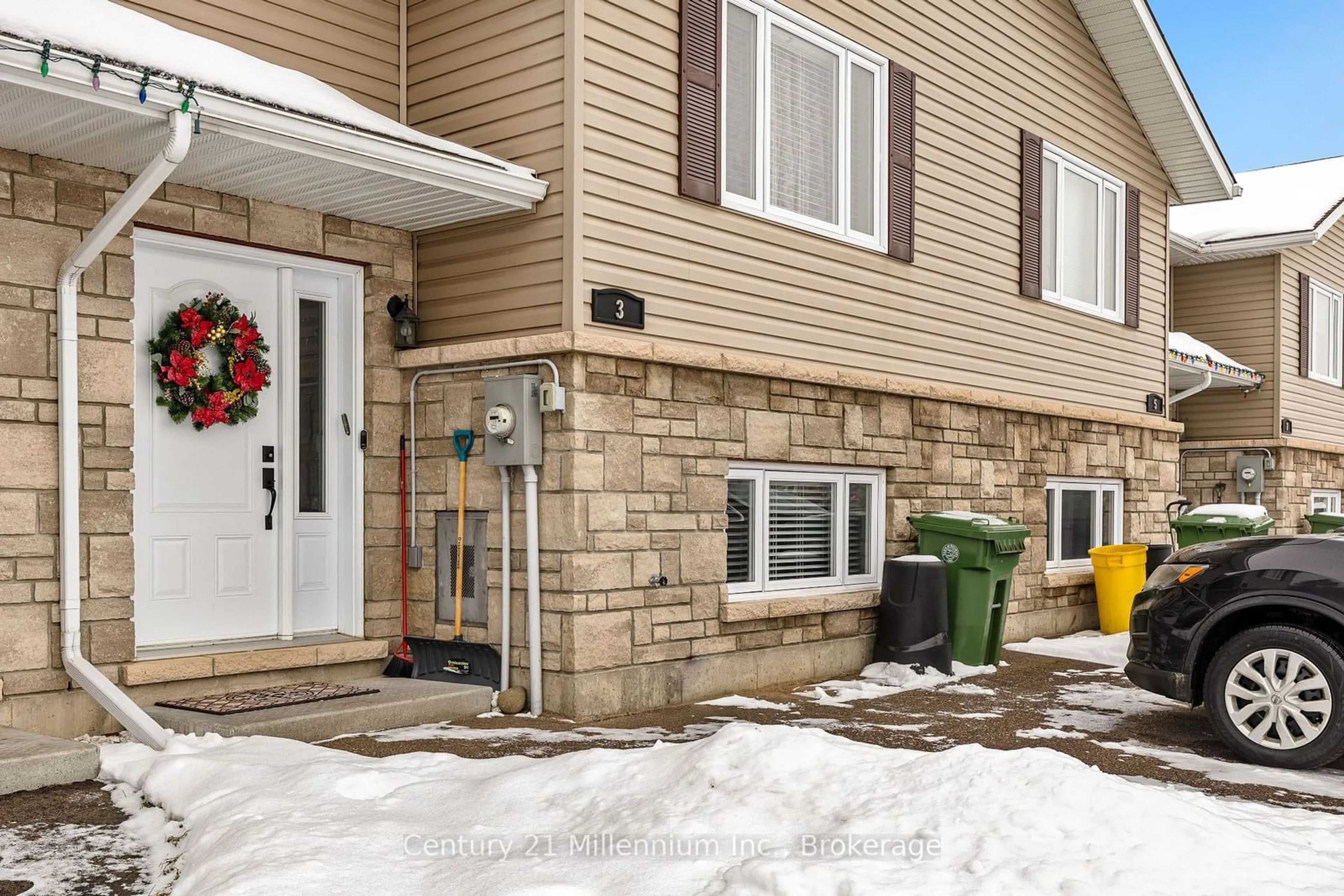 Indoor entryway for 3 William Thomas Dr, Petawawa Ontario K8H 0C1