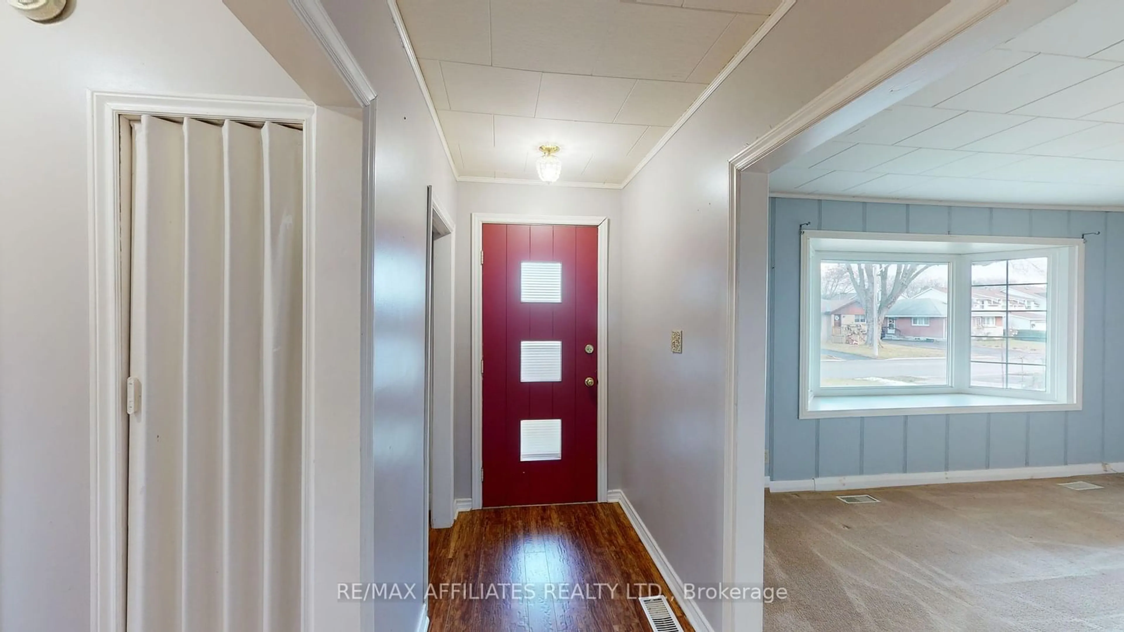 Indoor entryway for 44 Aldershot Ave, Brockville Ontario K6V 2P8