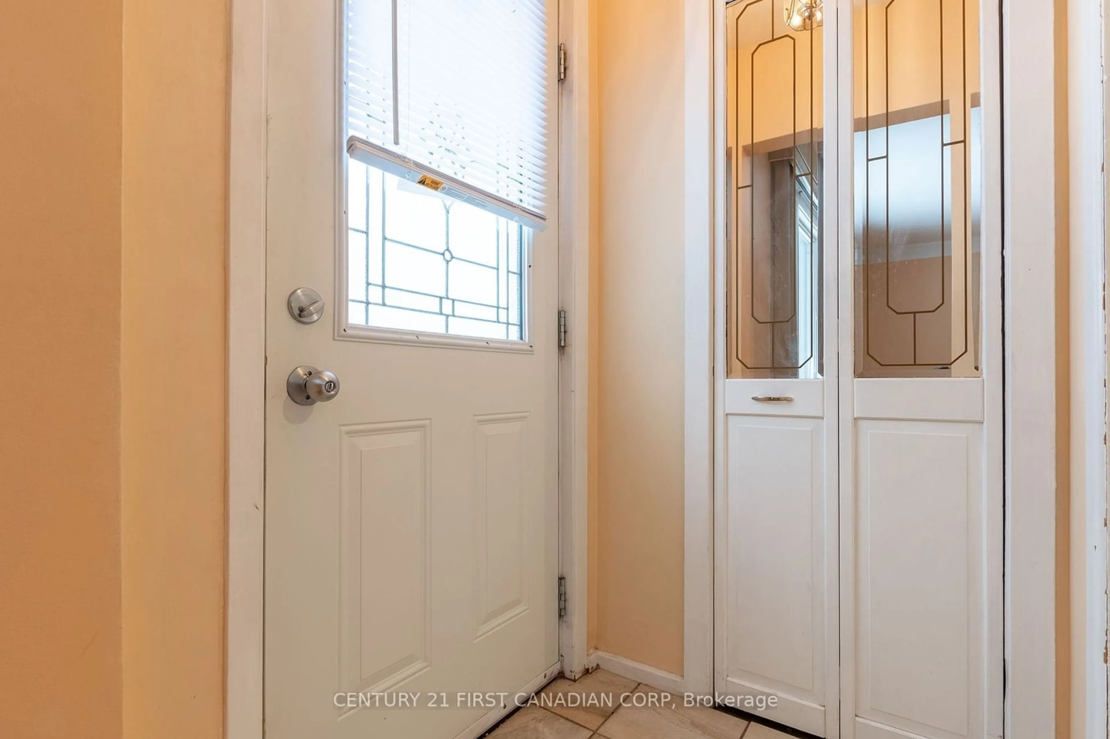 Indoor entryway for 20 Apeldoorn Cres, London Ontario N5Y 2B6