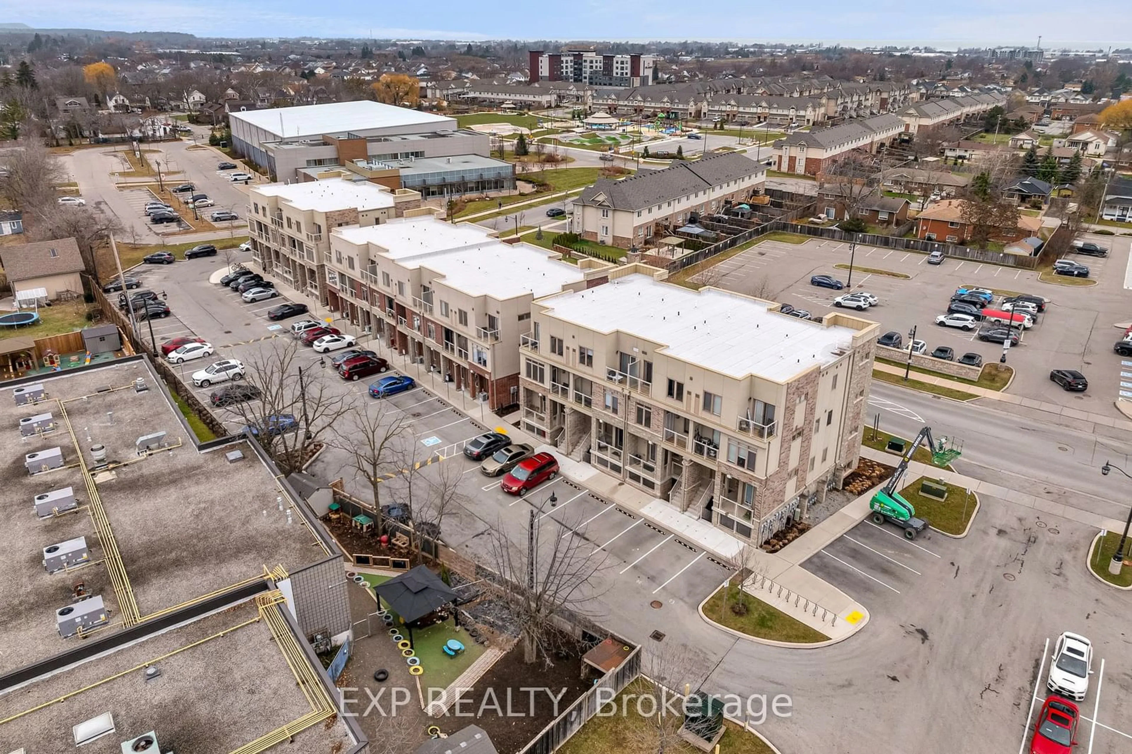 A pic from outside/outdoor area/front of a property/back of a property/a pic from drone, city buildings view from balcony for 5012 Serena Dr #5, Lincoln Ontario L0R 1B4