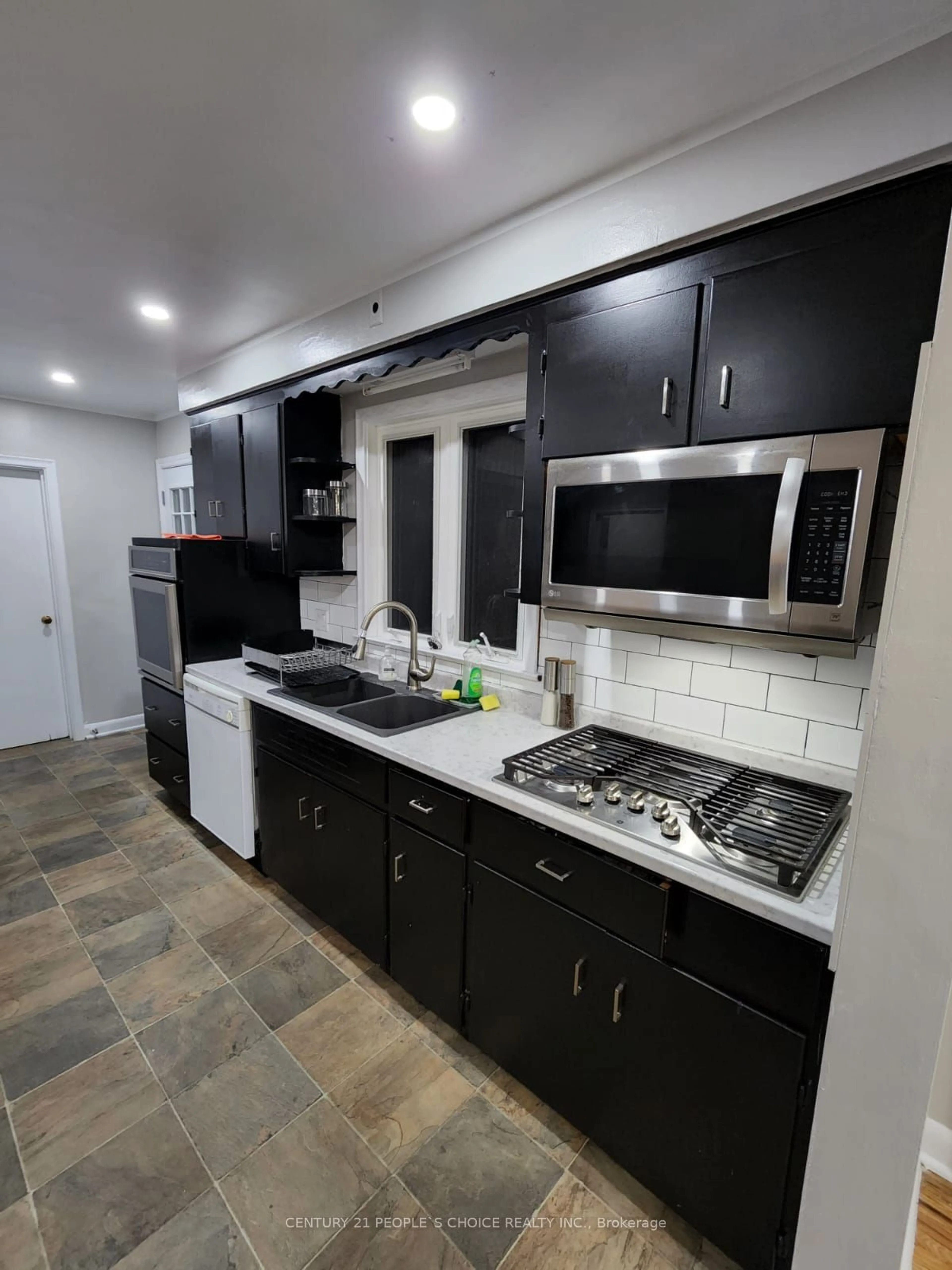 Standard kitchen, ceramic/tile floor for 1467 Niagara Pkwy, Fort Erie Ontario L2A 5M4