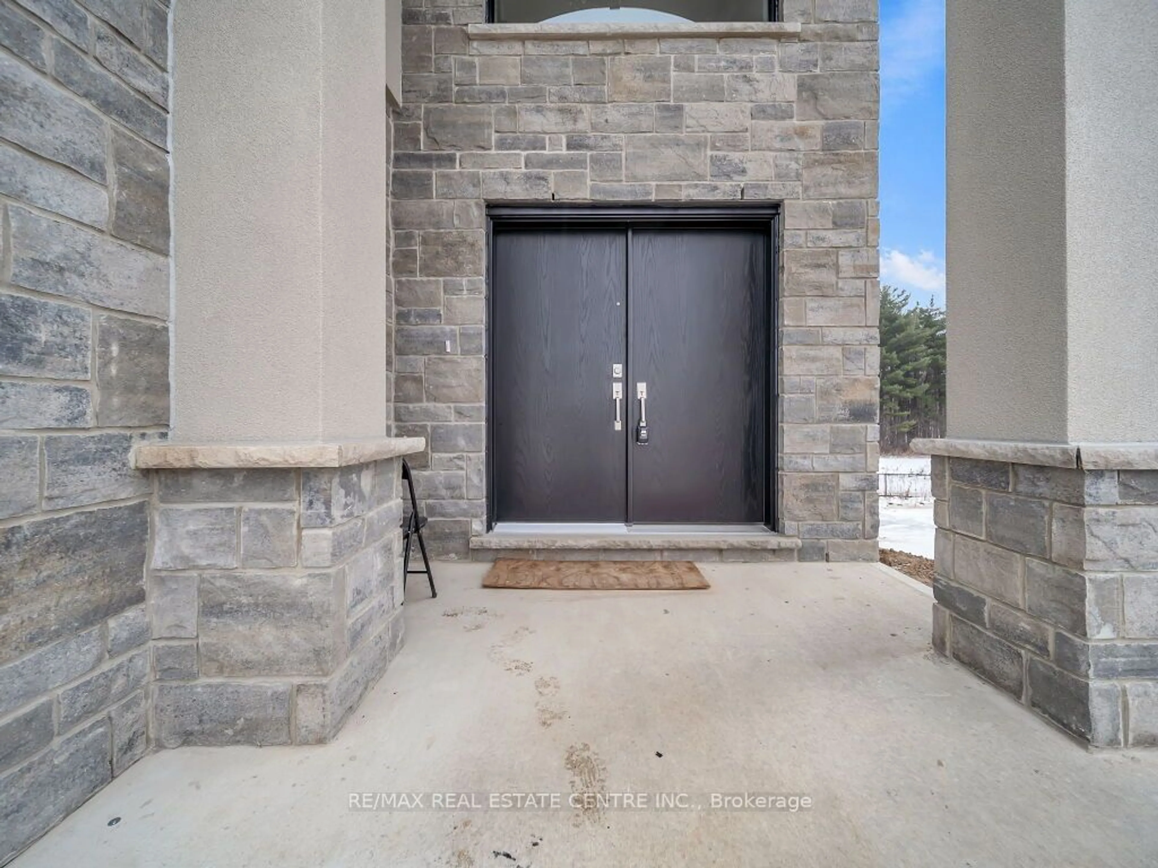 Indoor entryway for 883 Darnley Blvd, London Ontario N6M 0L9