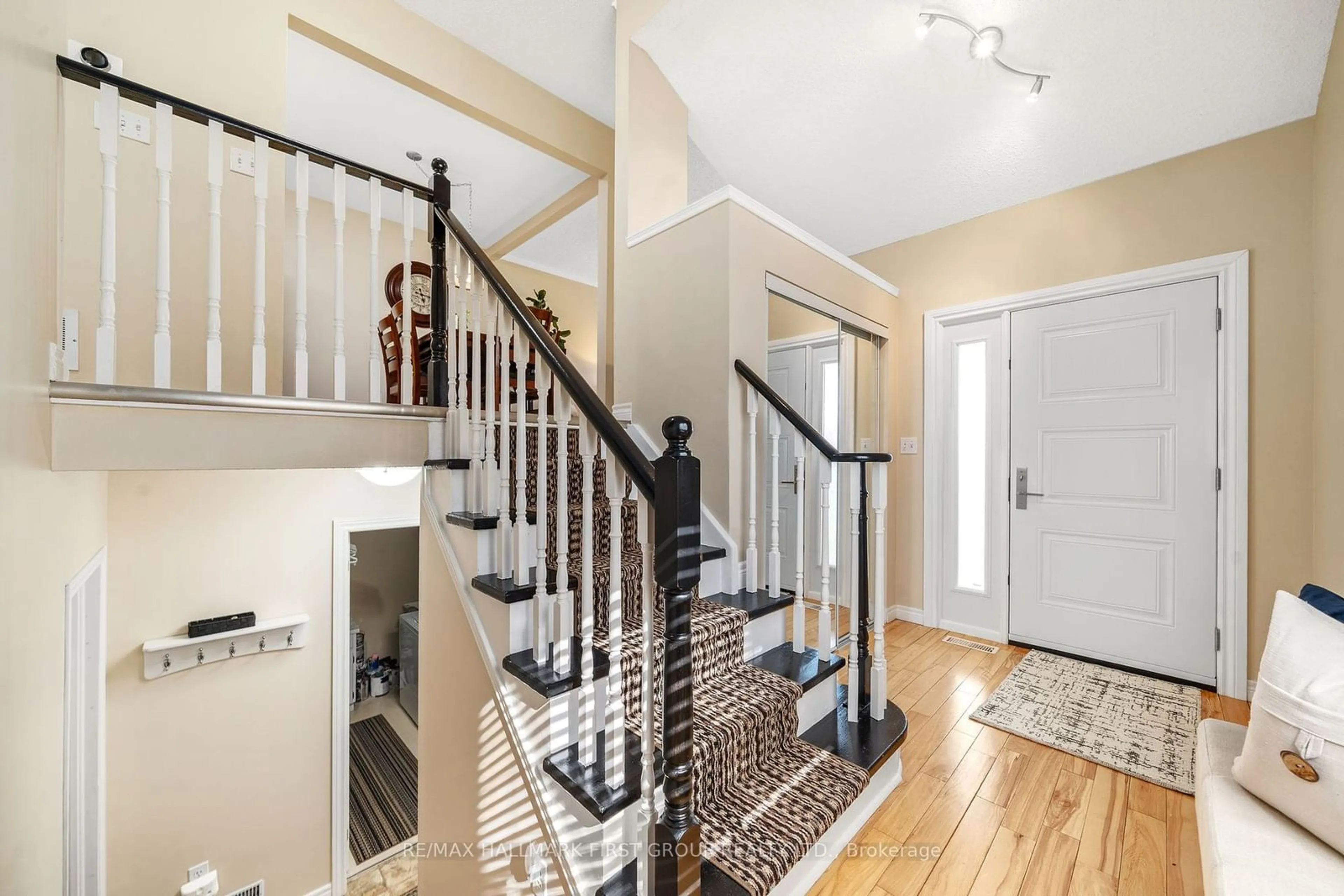 Indoor entryway for 52 Munroe St, Cobourg Ontario K9A 1C1