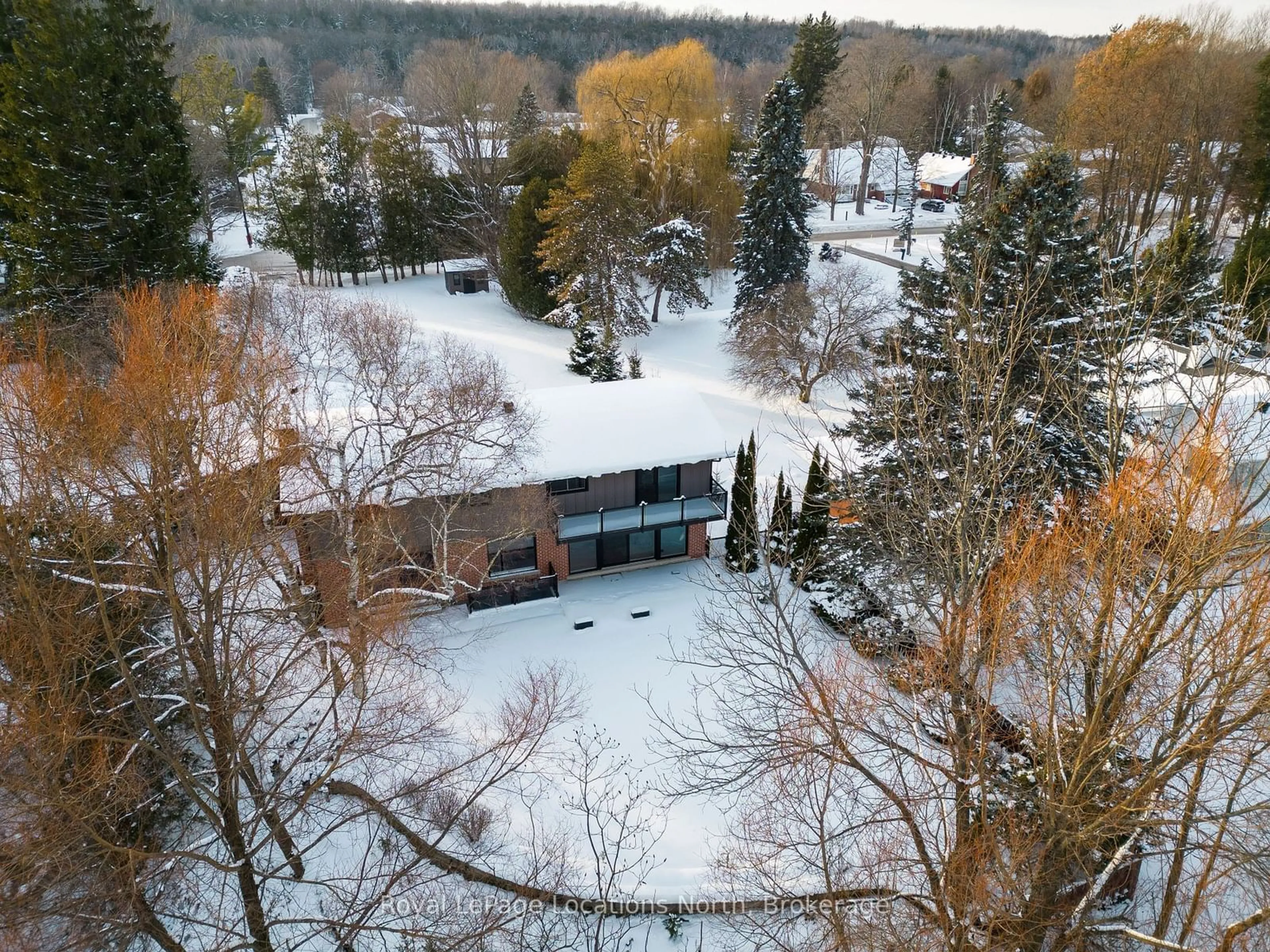 A pic from outside/outdoor area/front of a property/back of a property/a pic from drone, unknown for 515 4th Ave, Owen Sound Ontario N4K 4V3