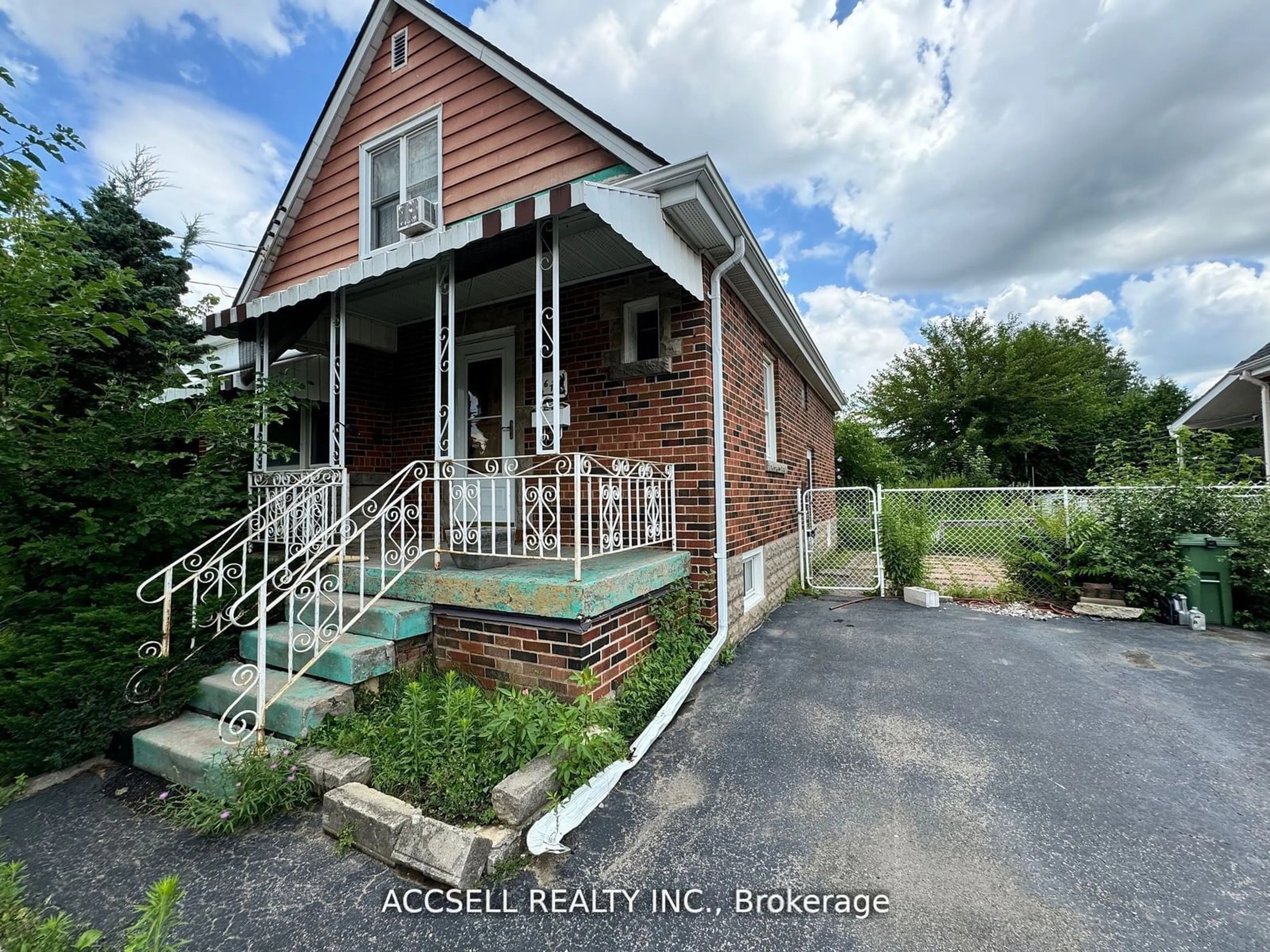 A pic from outside/outdoor area/front of a property/back of a property/a pic from drone, street for 167 Rosedale Ave, Hamilton Ontario L8K 4N4