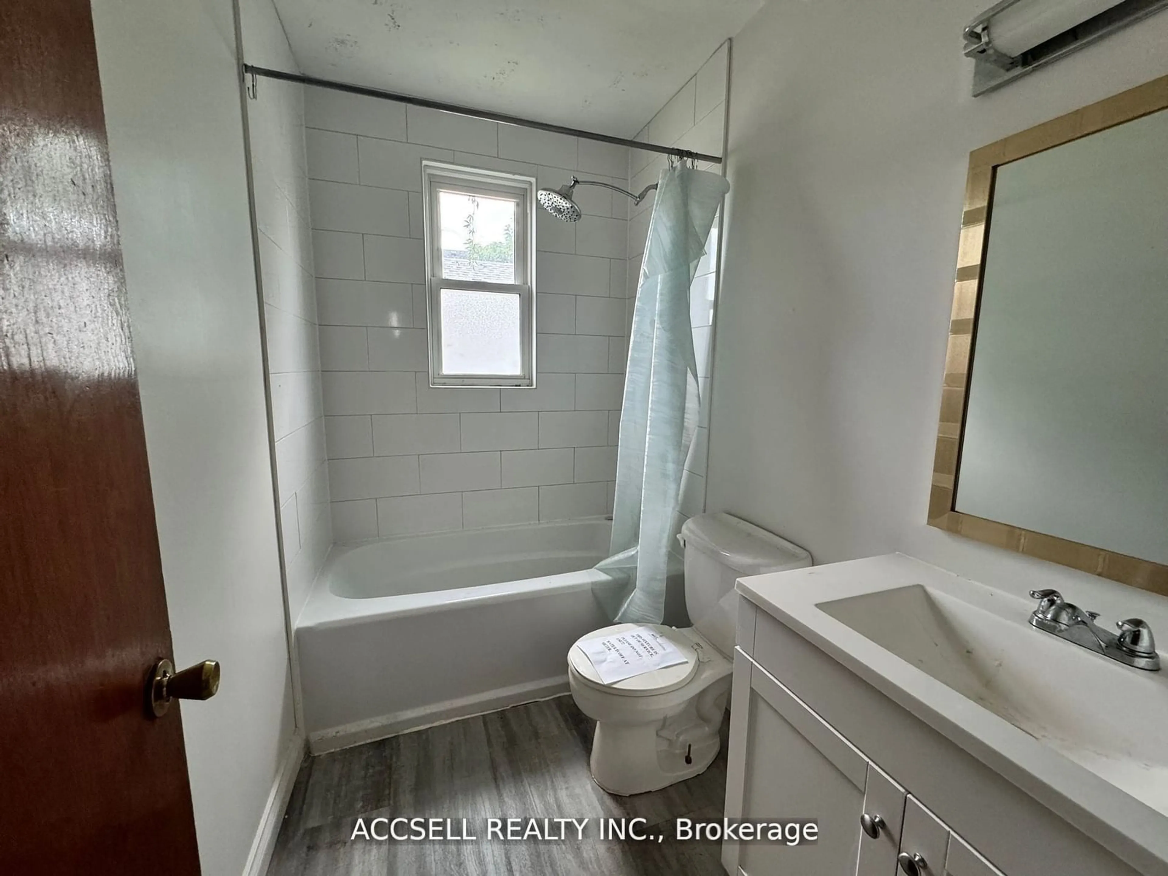 Standard bathroom, ceramic/tile floor for 167 Rosedale Ave, Hamilton Ontario L8K 4N4