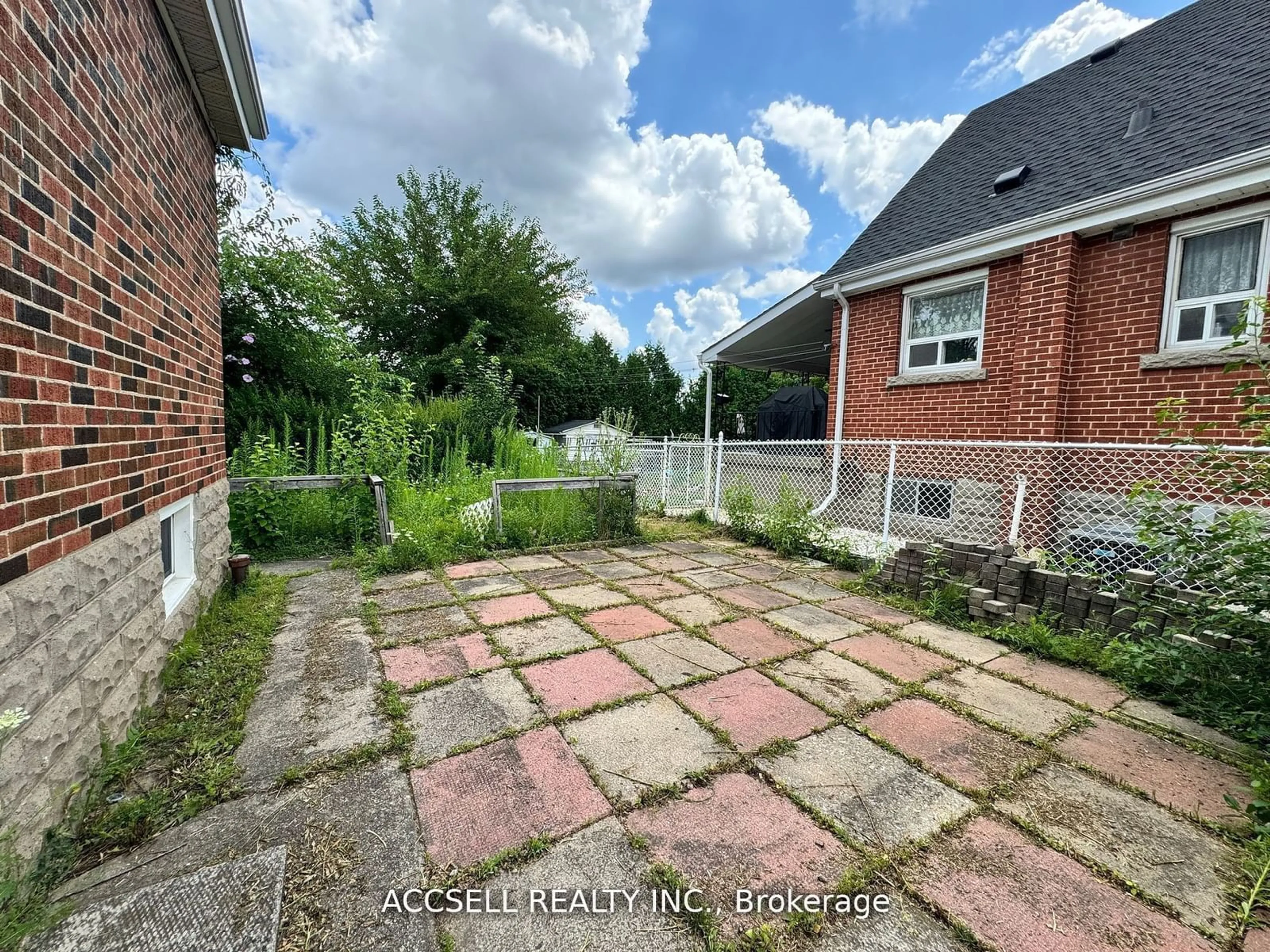 A pic from outside/outdoor area/front of a property/back of a property/a pic from drone, street for 167 Rosedale Ave, Hamilton Ontario L8K 4N4