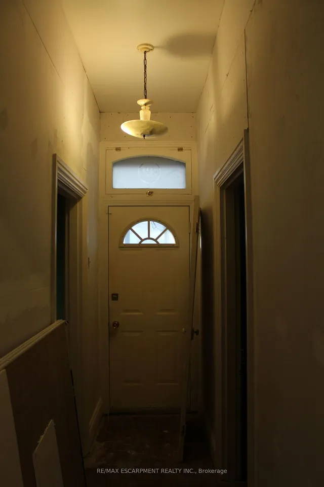 Primary image of 32 Steven St