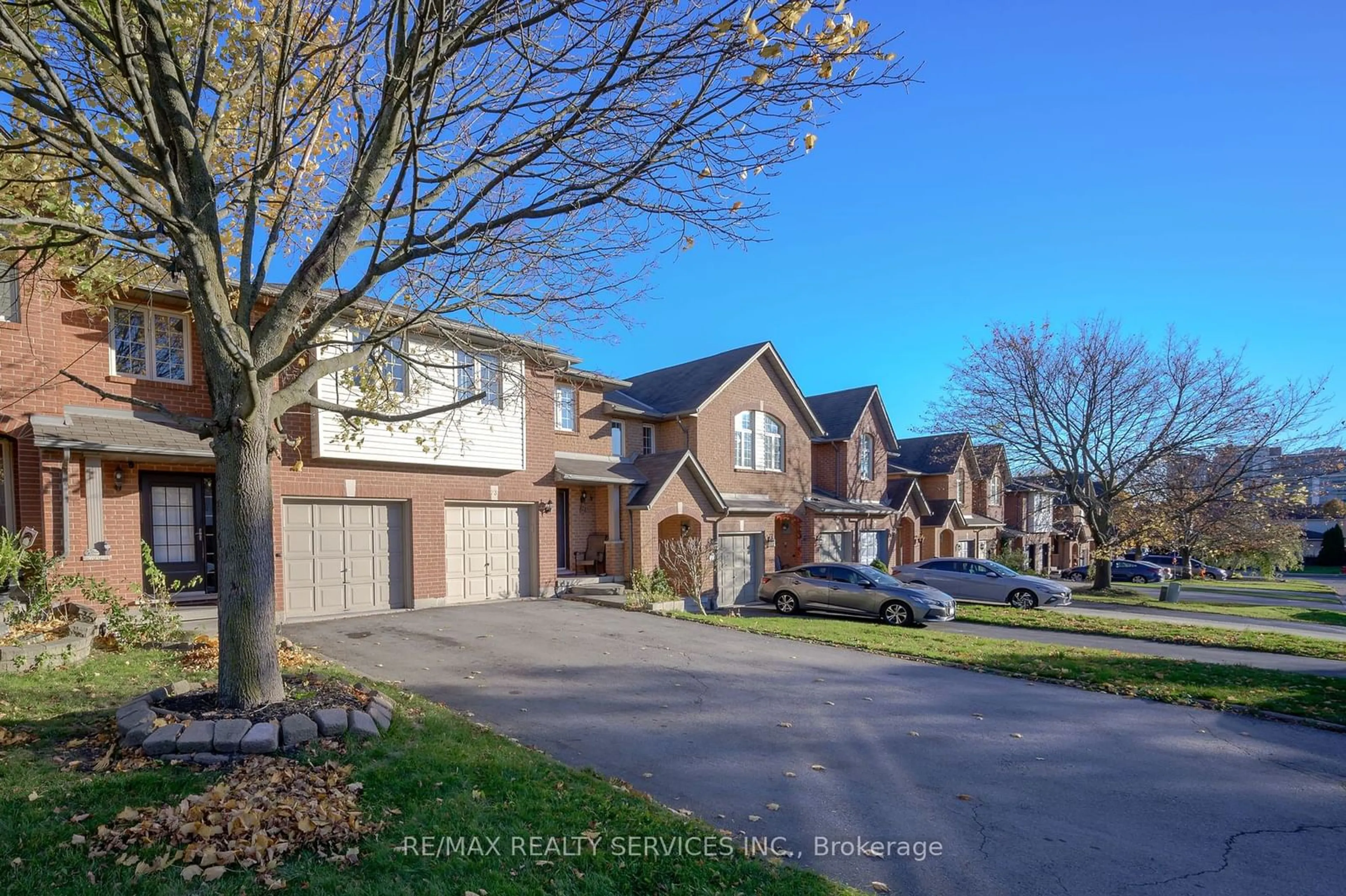 A pic from outside/outdoor area/front of a property/back of a property/a pic from drone, street for 25 Westvillage Dr, Hamilton Ontario L9B 2S2