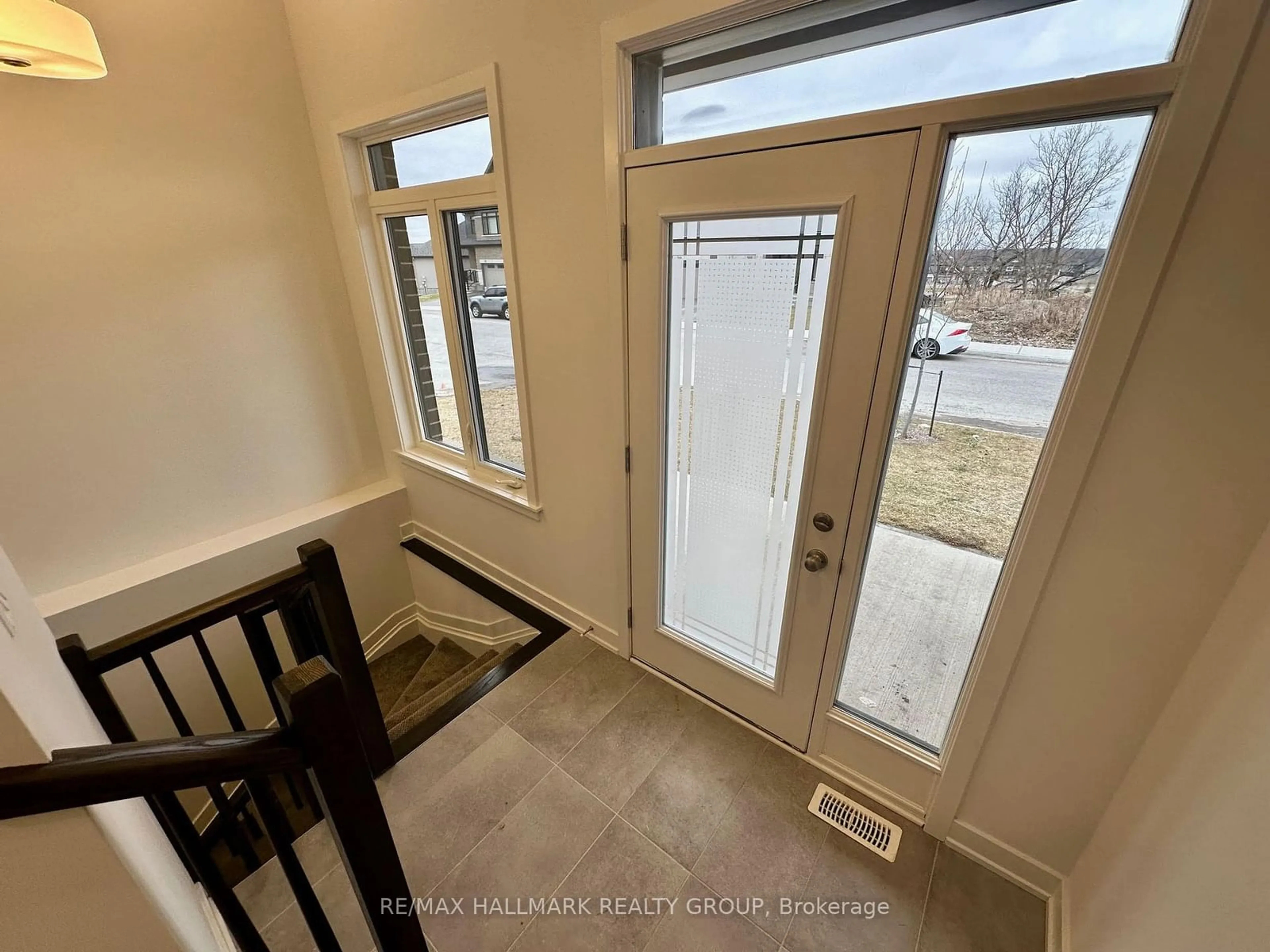 Indoor entryway for 563 KNOTRIDGE St, Orleans - Convent Glen and Area Ontario K1W 0M2