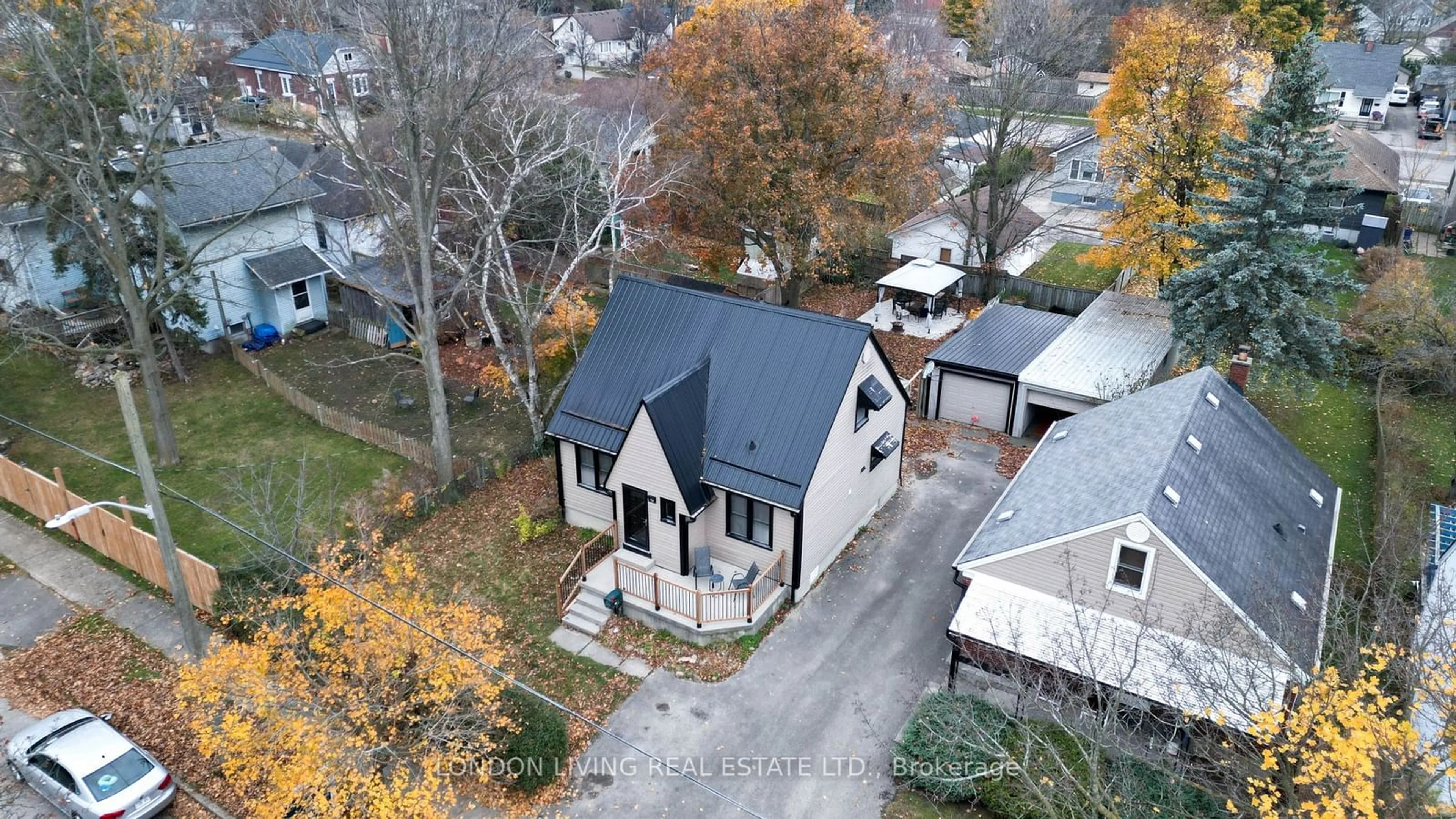 A pic from outside/outdoor area/front of a property/back of a property/a pic from drone, street for 757 Fleet St, London Ontario N5Y 1R7