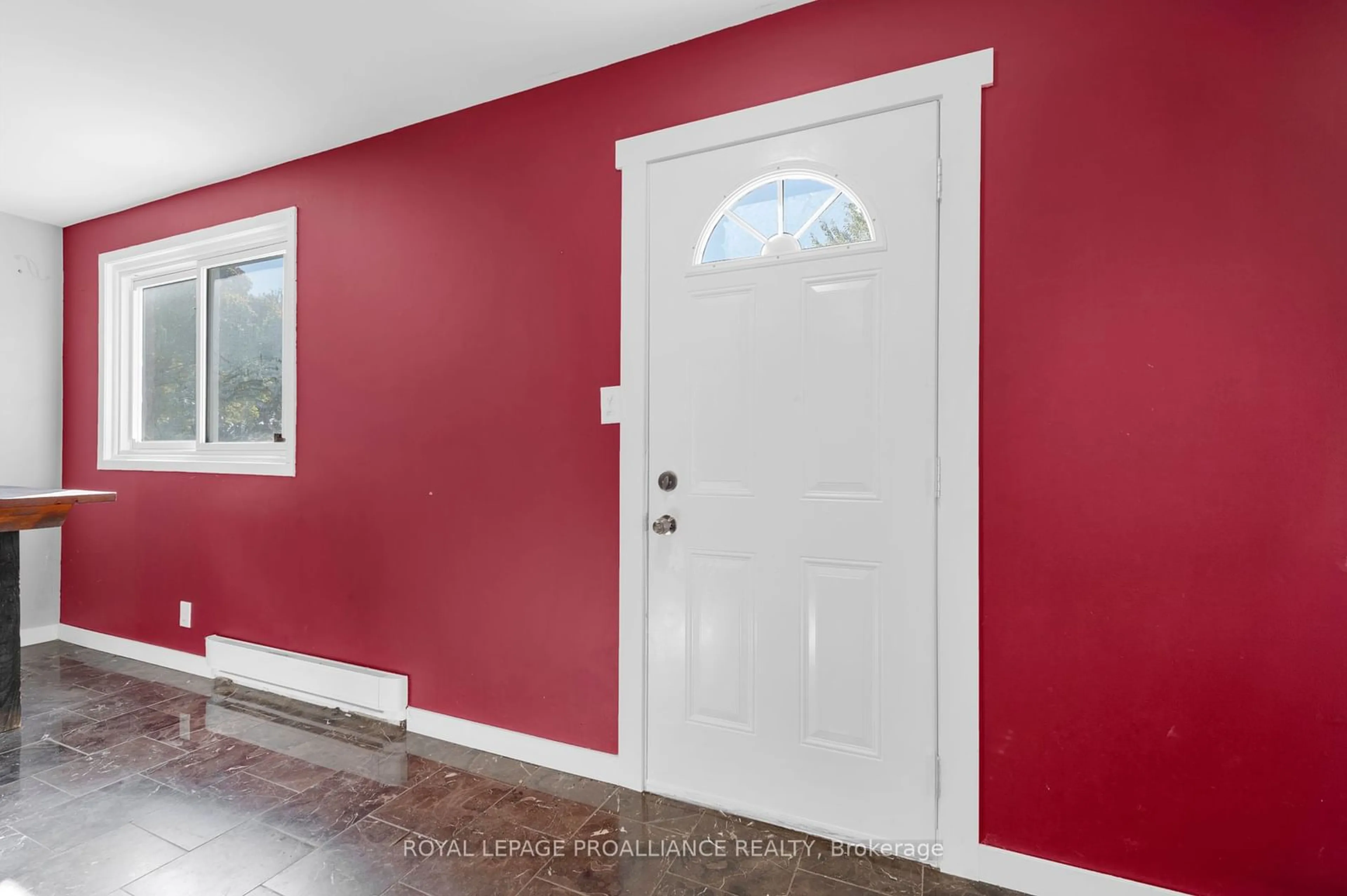 Indoor entryway for 25 Tracey Park Dr #77, Belleville Ontario K8P 4R4