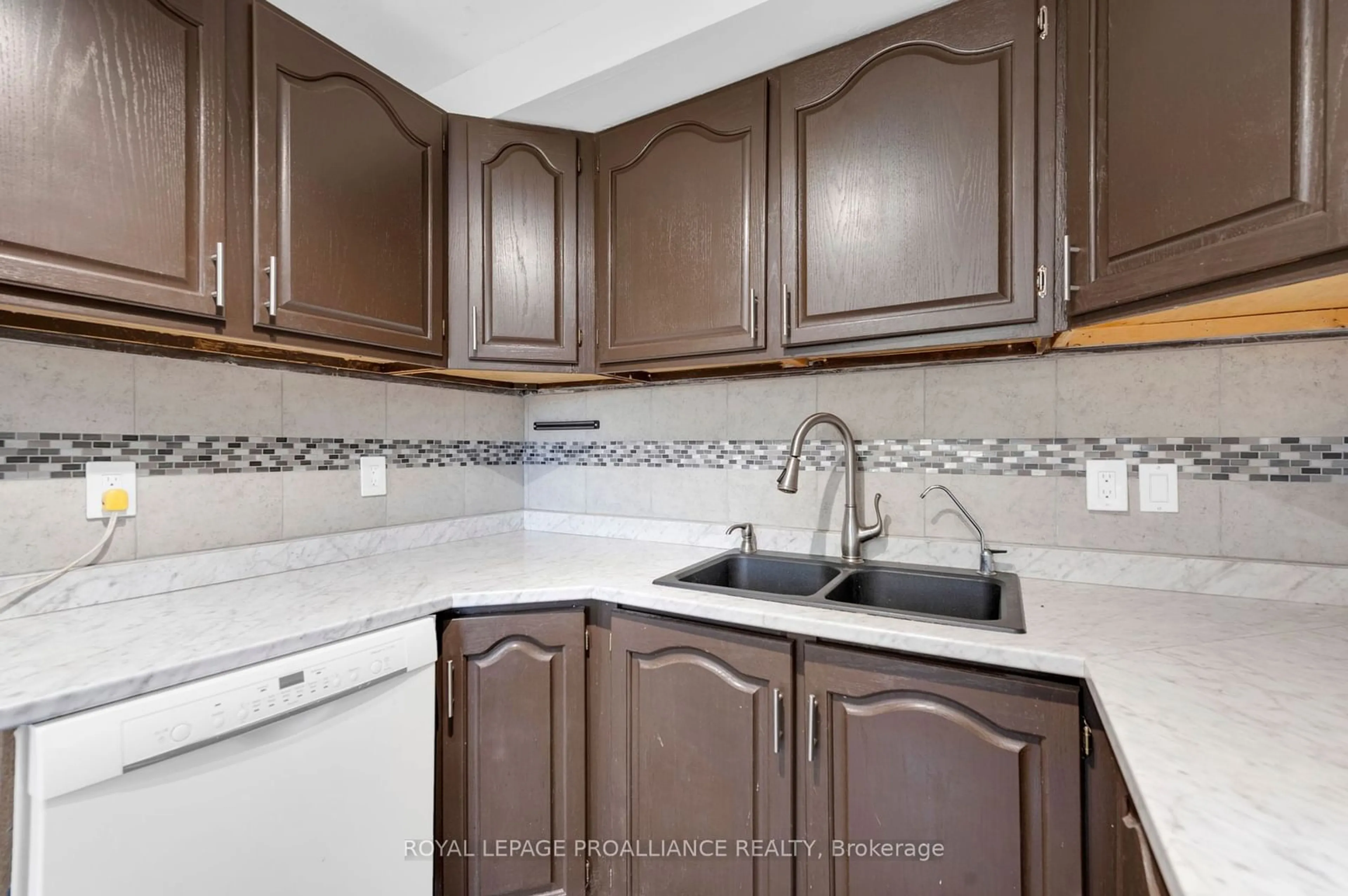 Standard kitchen, ceramic/tile floor for 25 Tracey Park Dr #77, Belleville Ontario K8P 4R4