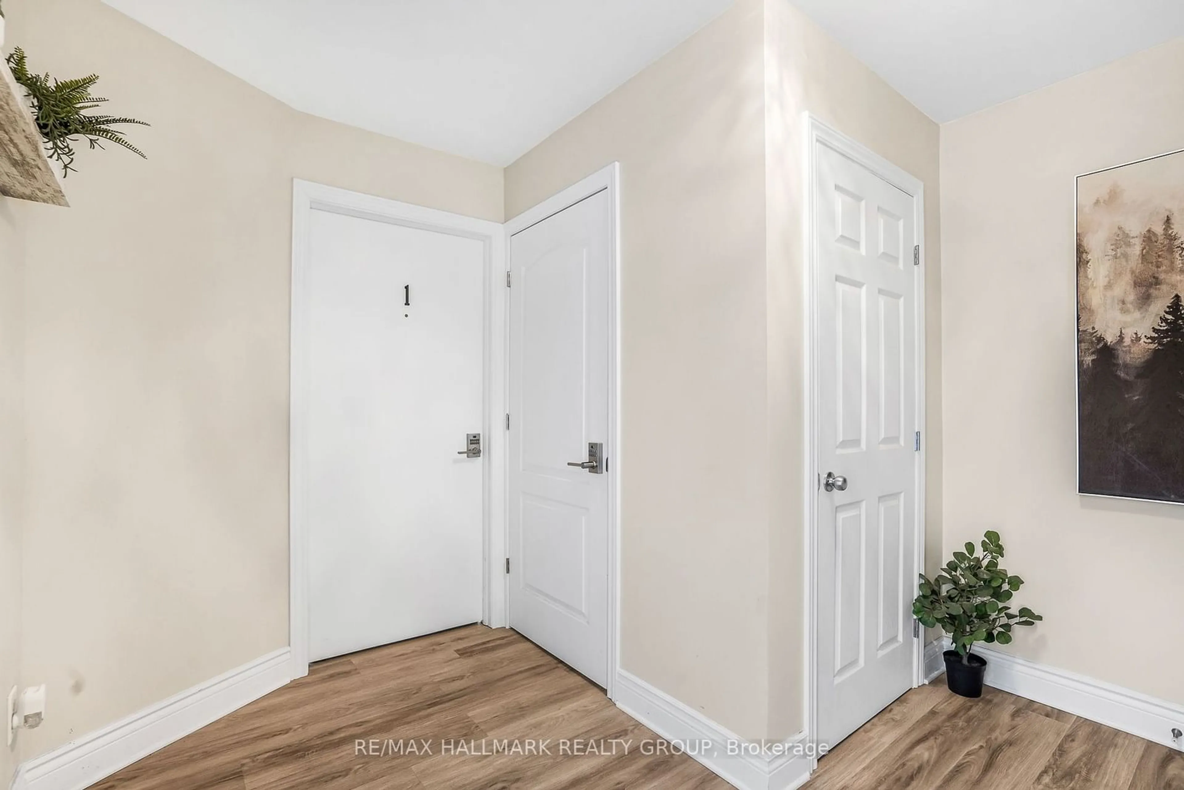 Indoor entryway for 2631 COUNTY ROAD 17 Rd, Champlain Ontario K0B 1K0