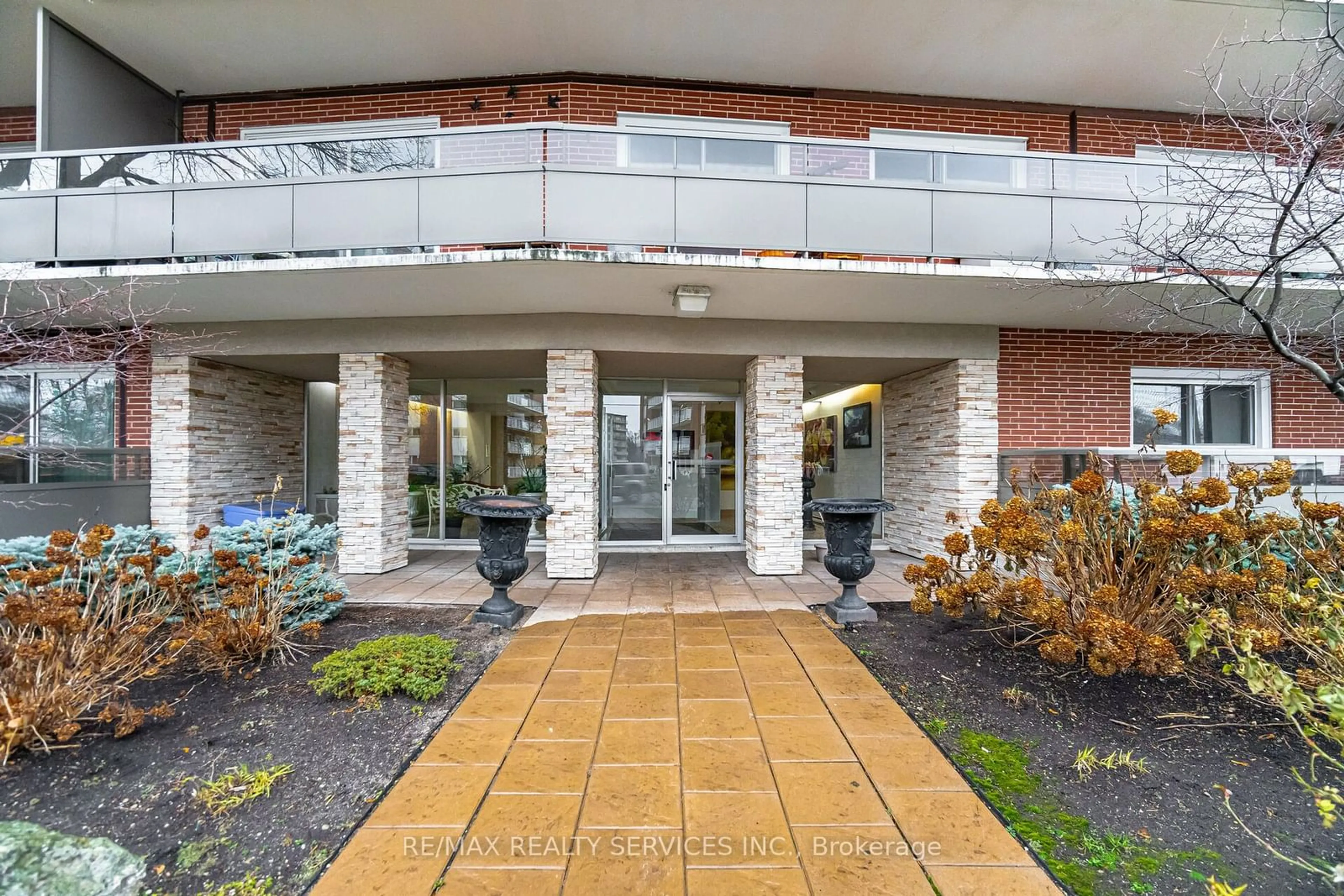 Indoor foyer for 11 Woodman Dr #203, Hamilton Ontario L8K 4E3