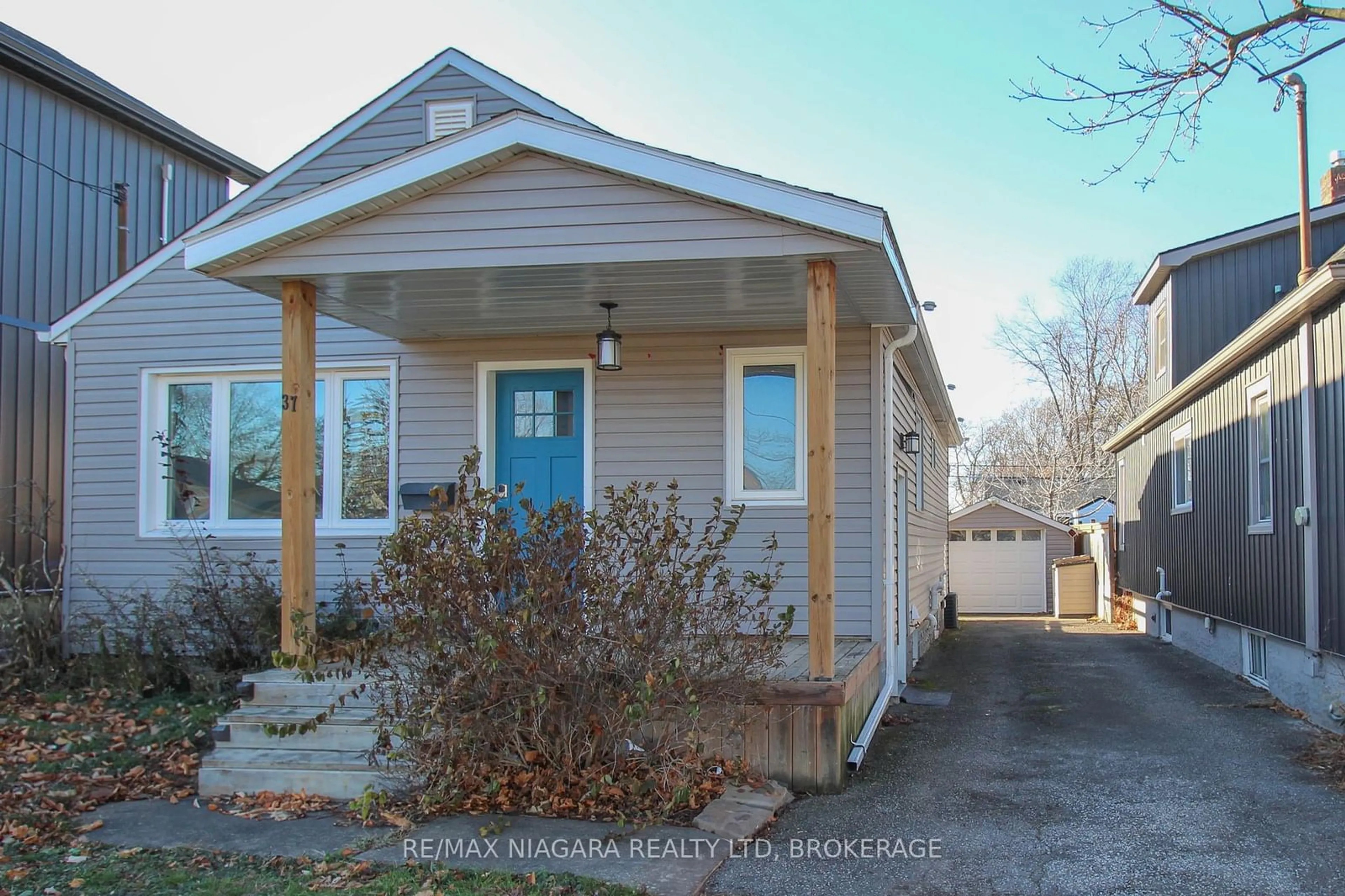 Home with vinyl exterior material, street for 37 MARGERY Ave, St. Catharines Ontario L2R 6J9