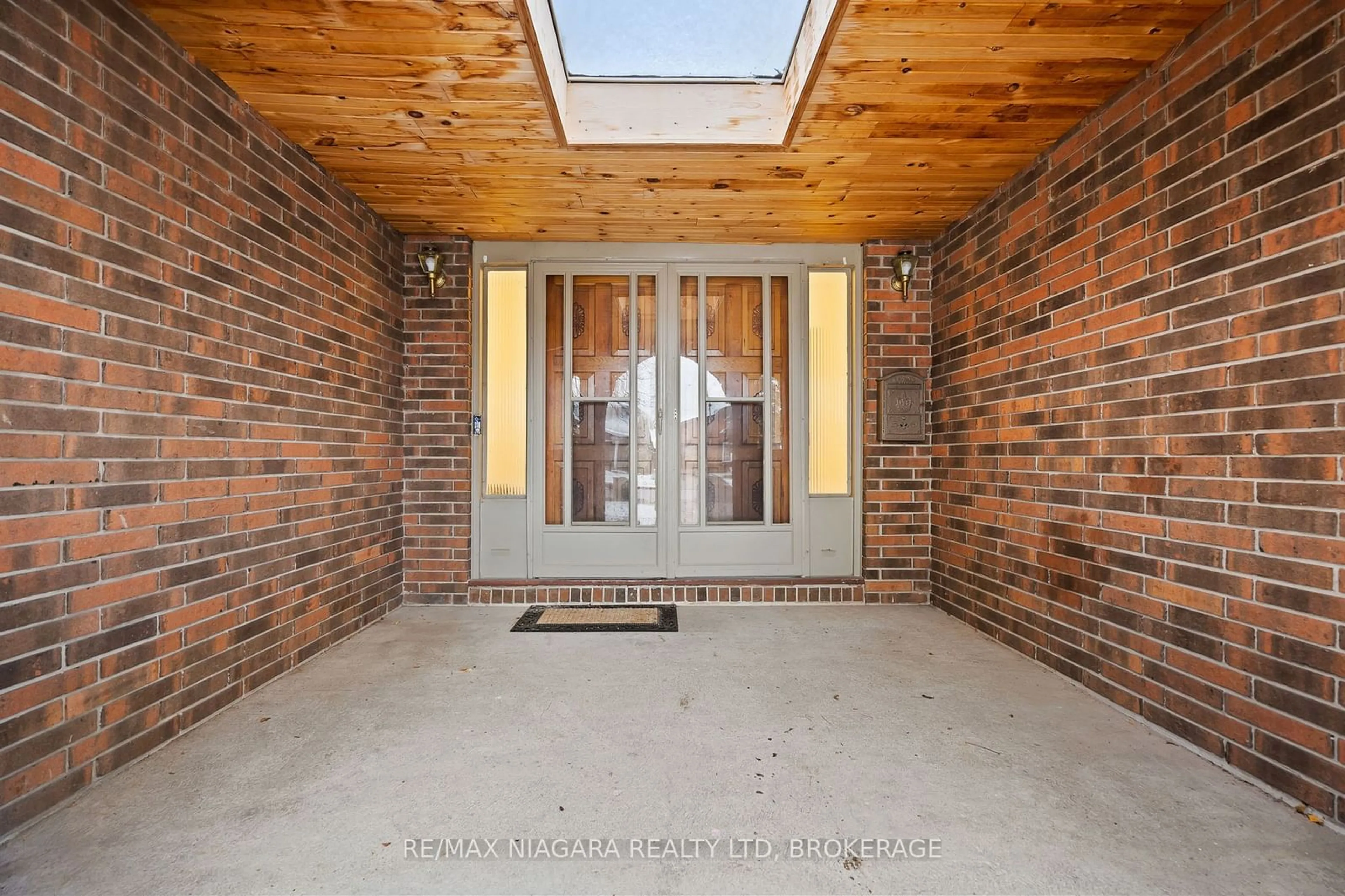 Indoor entryway for 7315 Mountjoy Crt, Niagara Falls Ontario L2J 3T1