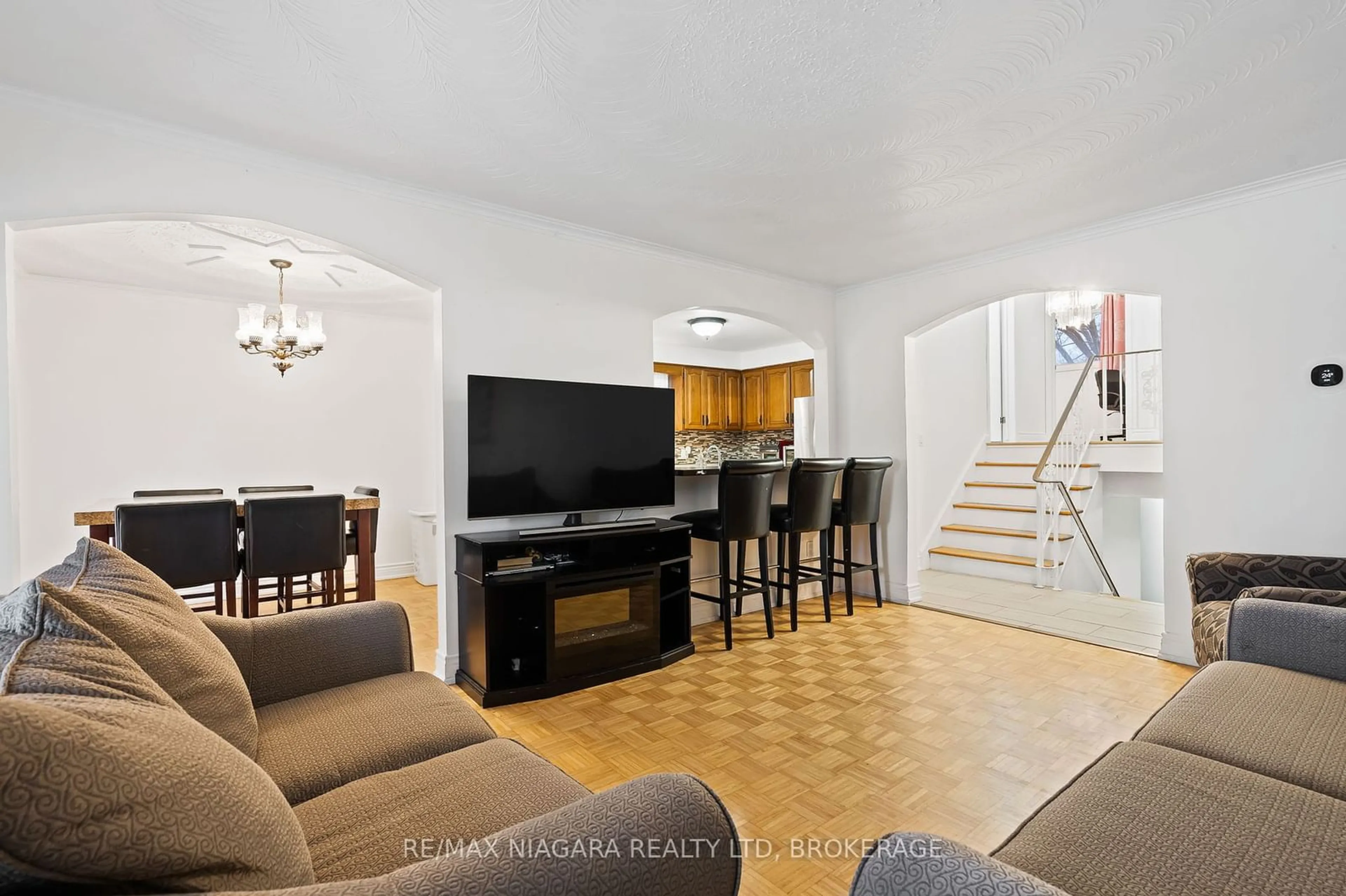 Living room with furniture, unknown for 7315 Mountjoy Crt, Niagara Falls Ontario L2J 3T1