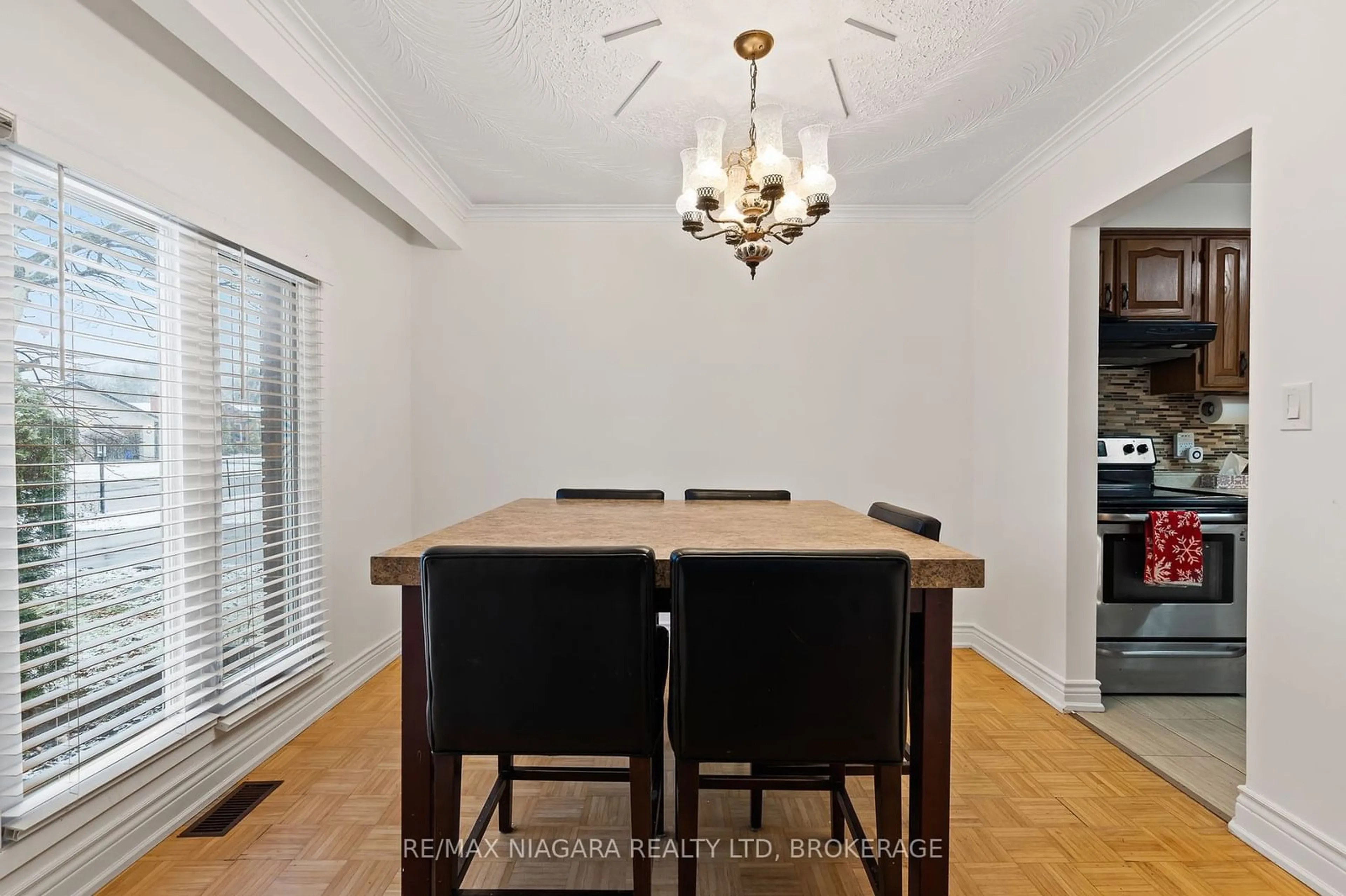 Dining room, wood/laminate floor for 7315 Mountjoy Crt, Niagara Falls Ontario L2J 3T1