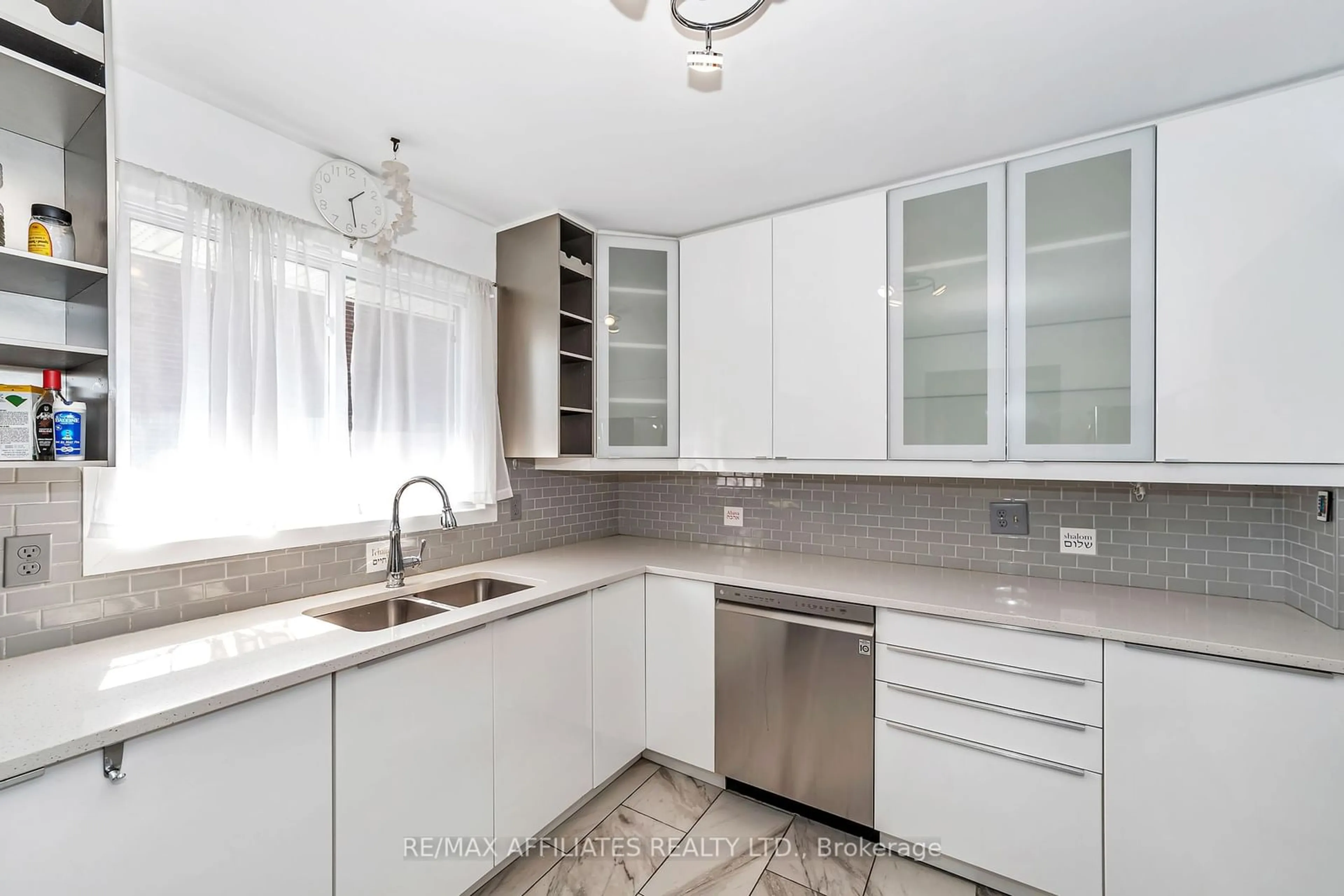 Standard kitchen, ceramic/tile floor for 1821 Walkley Rd #18, Alta Vista and Area Ontario K1H 6X9